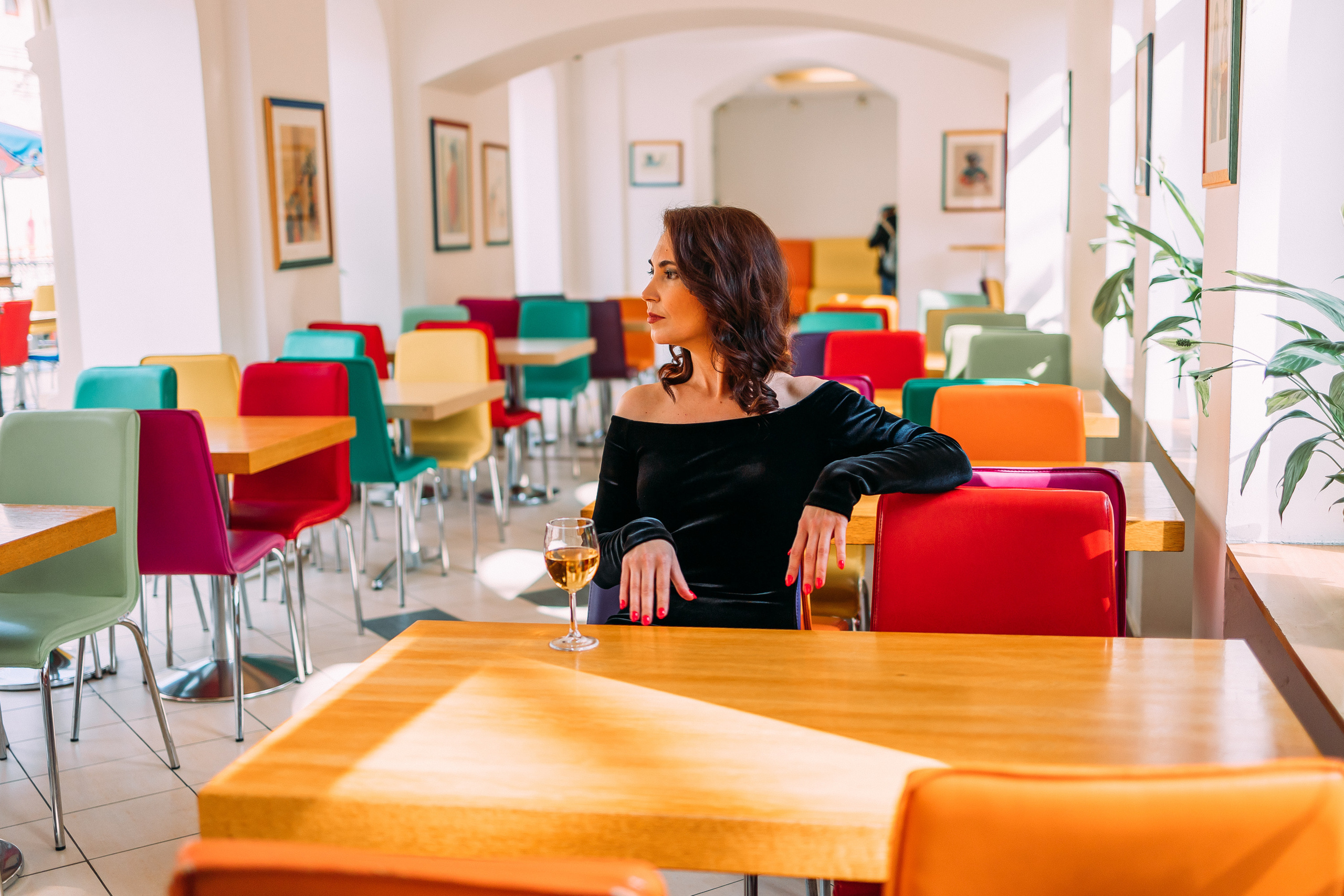 девушка в кафе одна