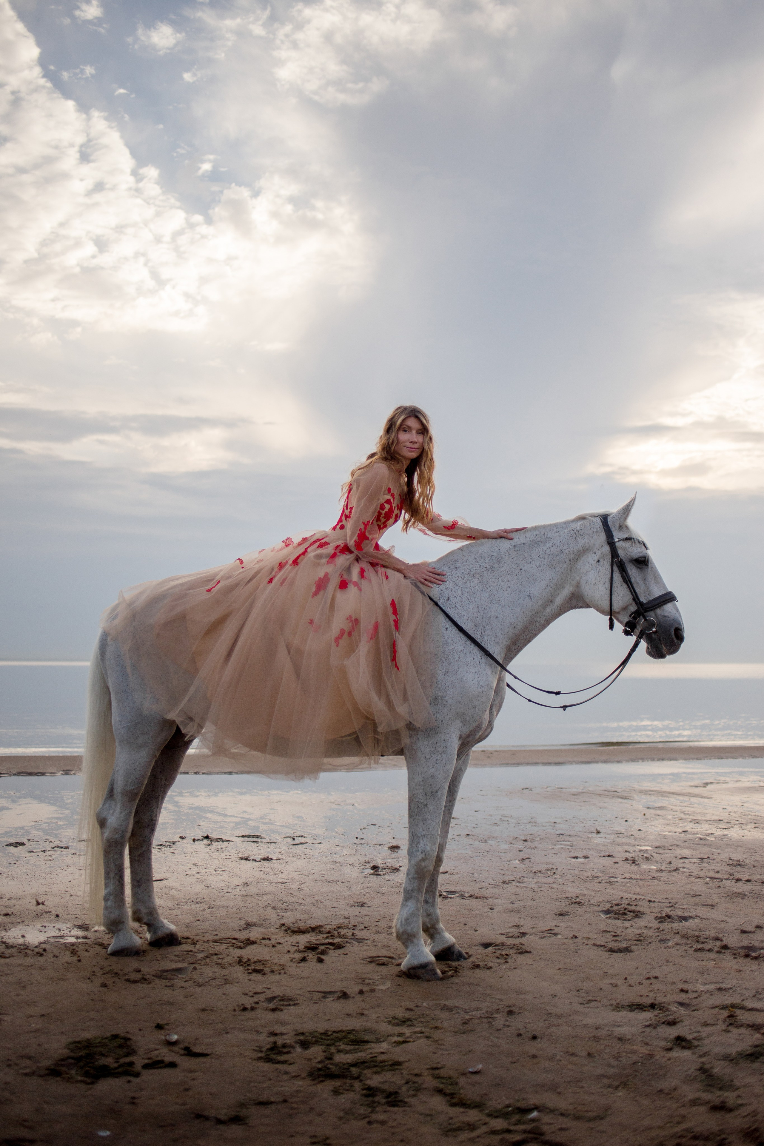 Закатная фотосессия с лошадью на Финском заливе
