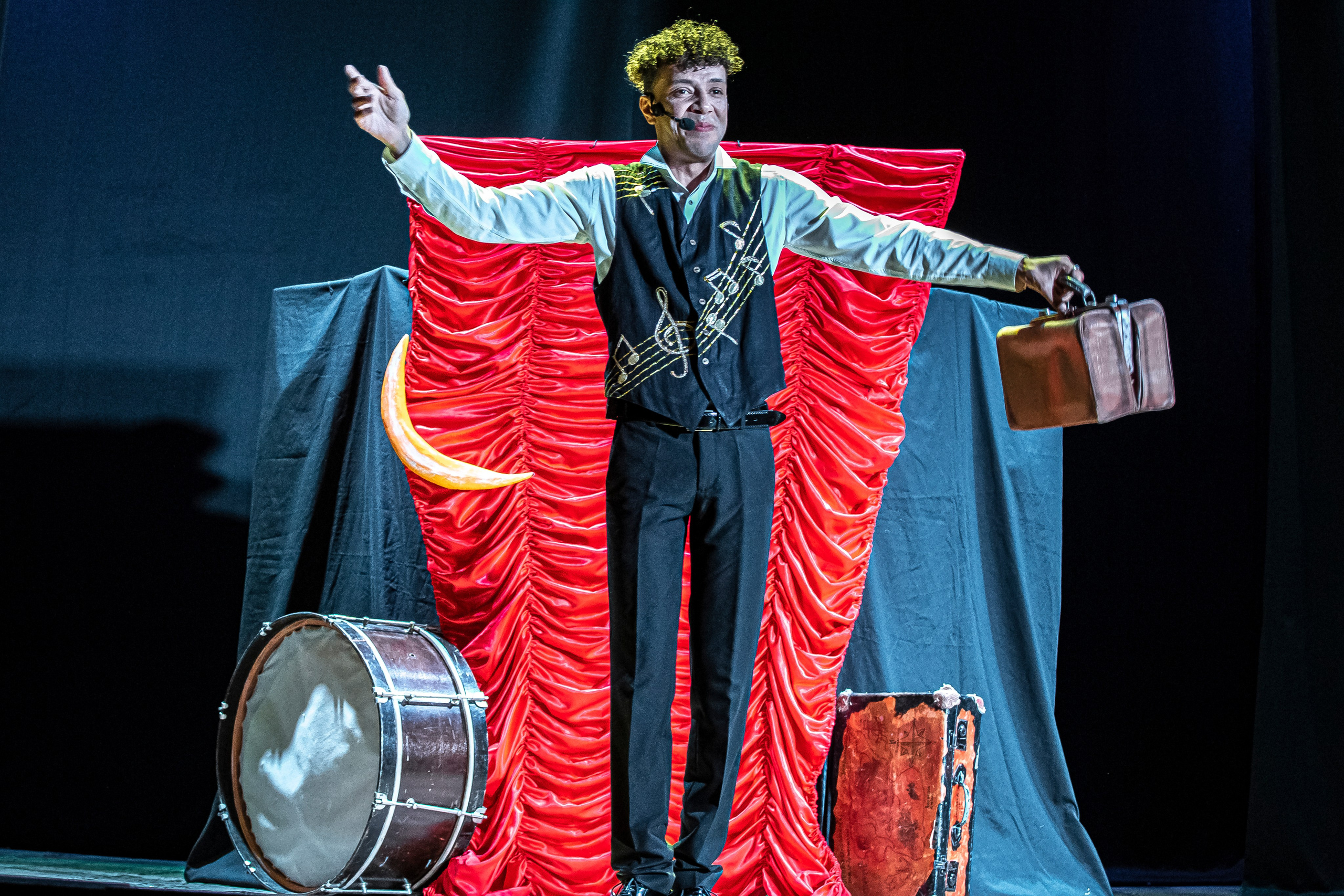 Цирк из Саквояжа спектакль театра САКВОЯЖ. Фотограф в Сочи Юрий Шептаев