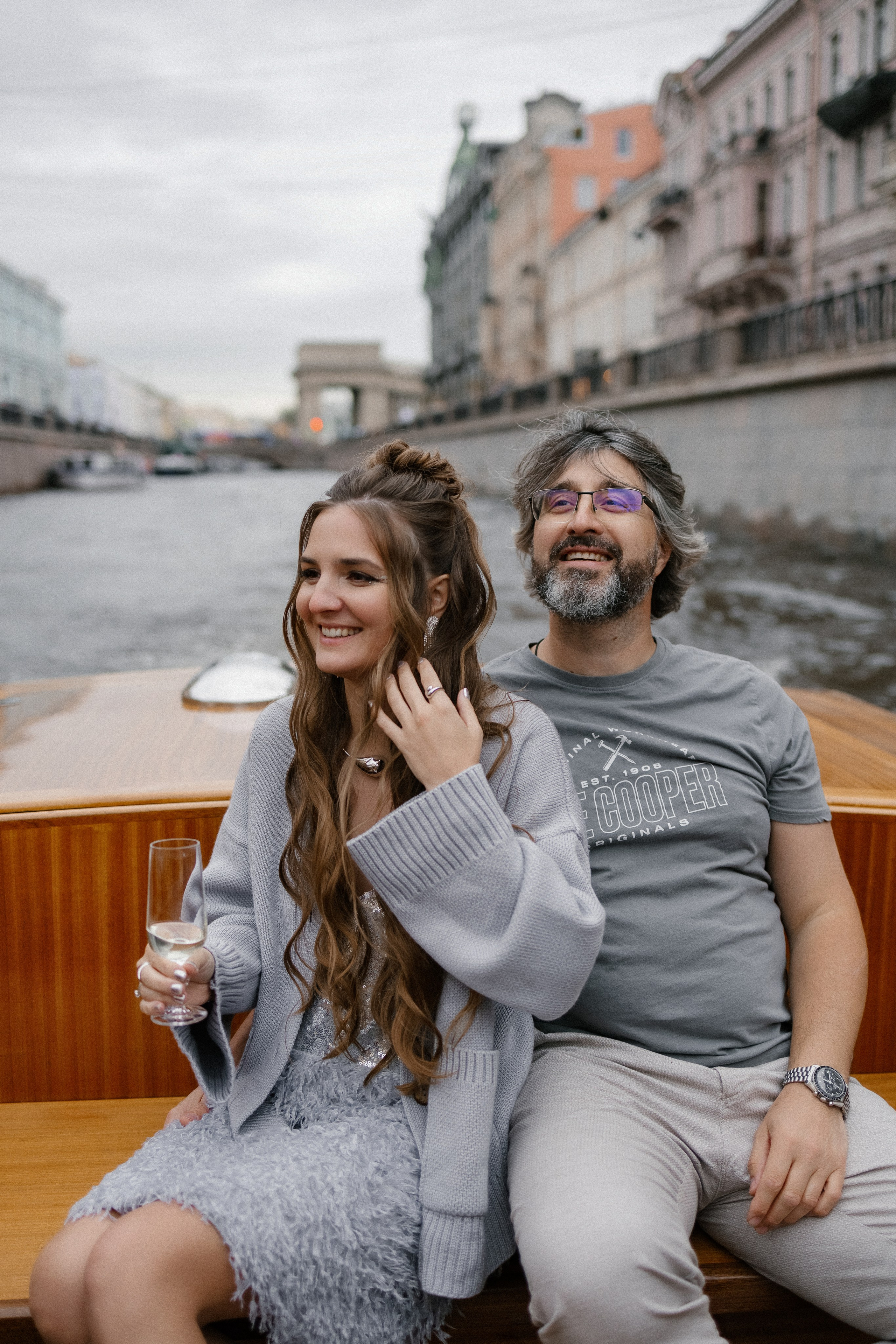 Прогулка на венецианском катере. Свадебный фотограф в Санкт-Петербурге Ксения Кобышева