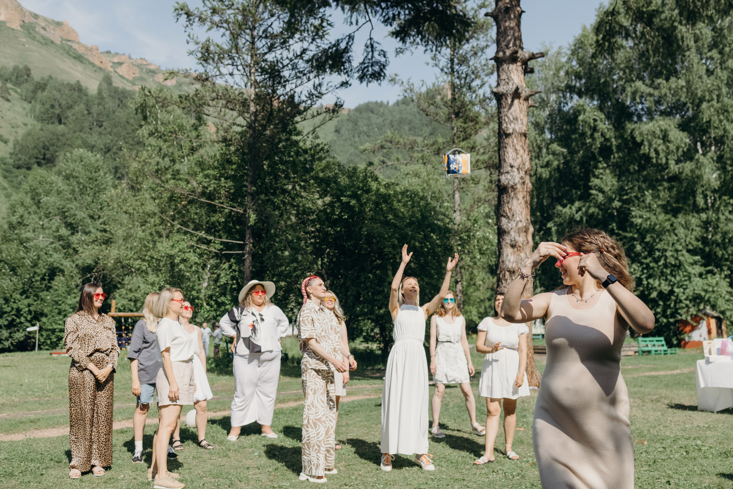 Девушки узнают у кого следующего появится малыш с помощью броска подгузников