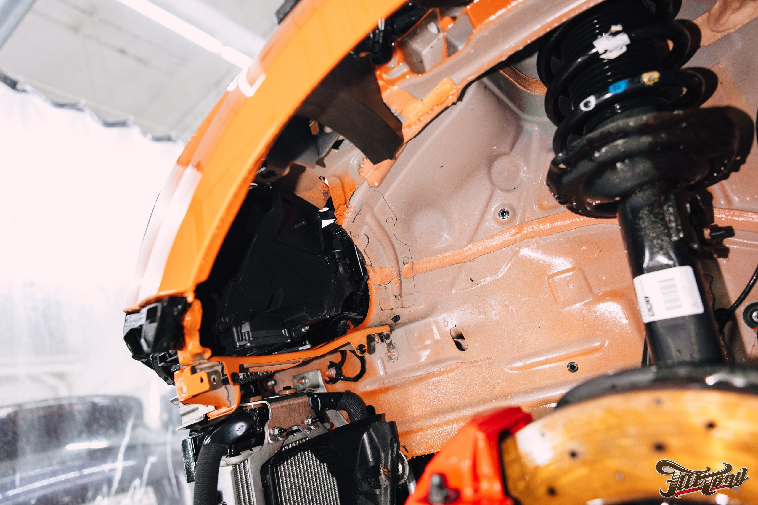Audi TT мойка подвески, подкапотки и оклейка в прозрачный полиуретан. DeLorein