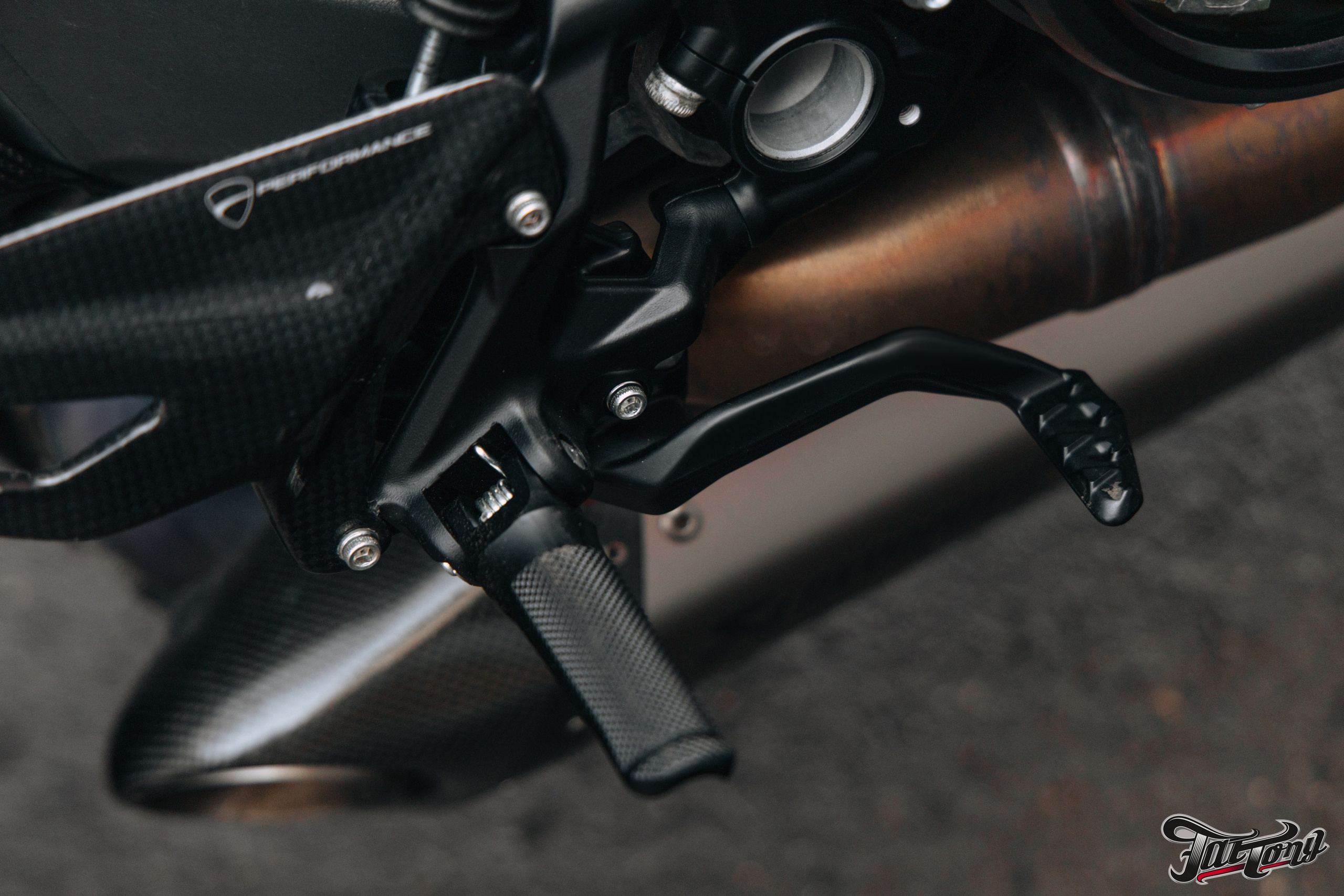 Ducati Streetfighter V2 окрас деталей в красный кэнди и черный мат. DeLorein