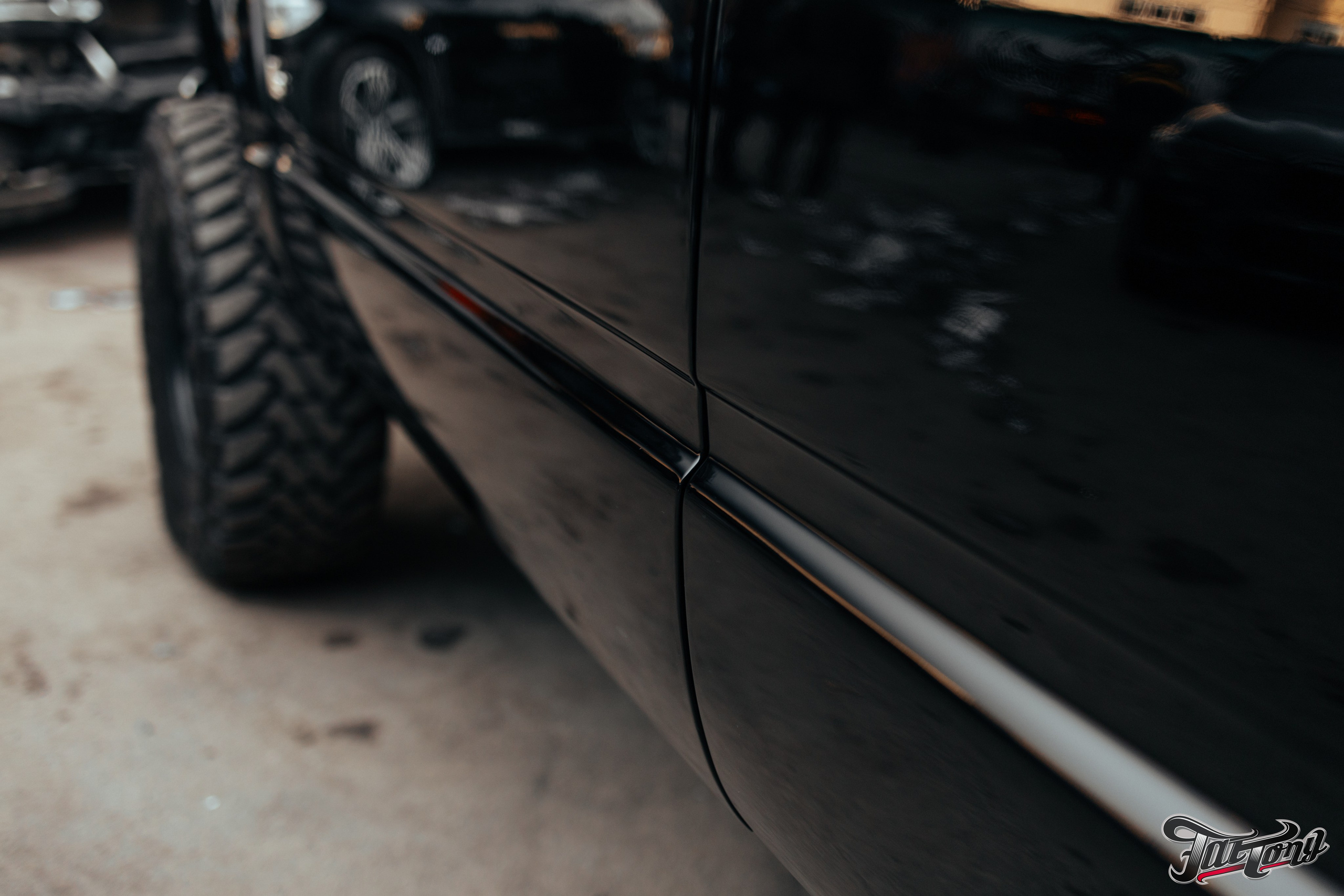 Chevrolet Tahoe I ремонт по кузову и окрас, пошив салона. DeLorein