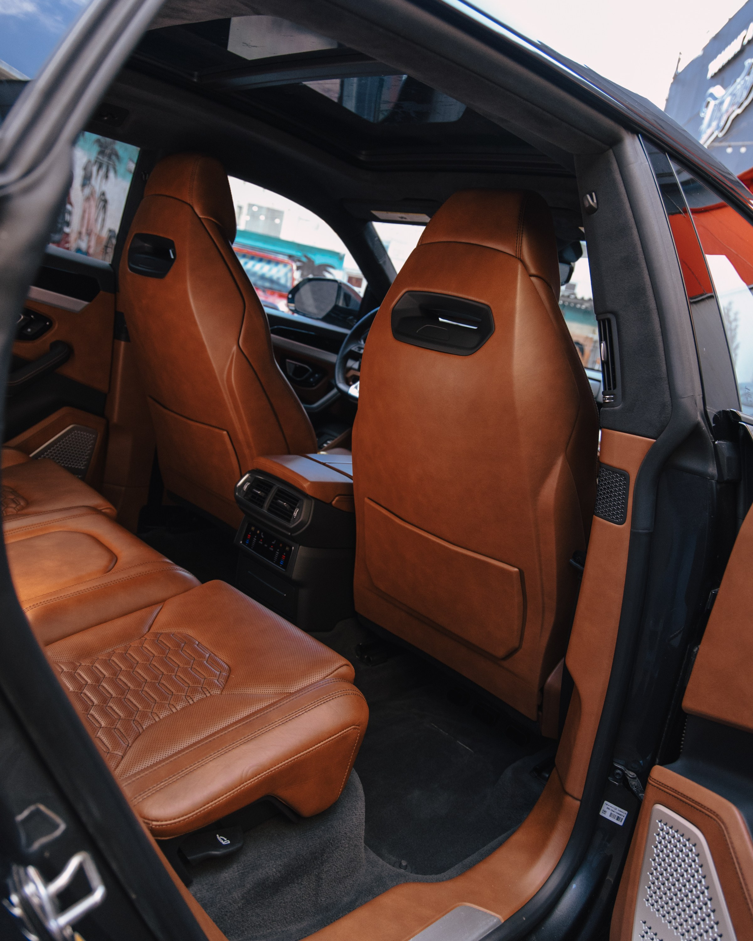 Lamborghini Urus перешив поврежденных элементов салона, окрас капота и деталей. DeLorein