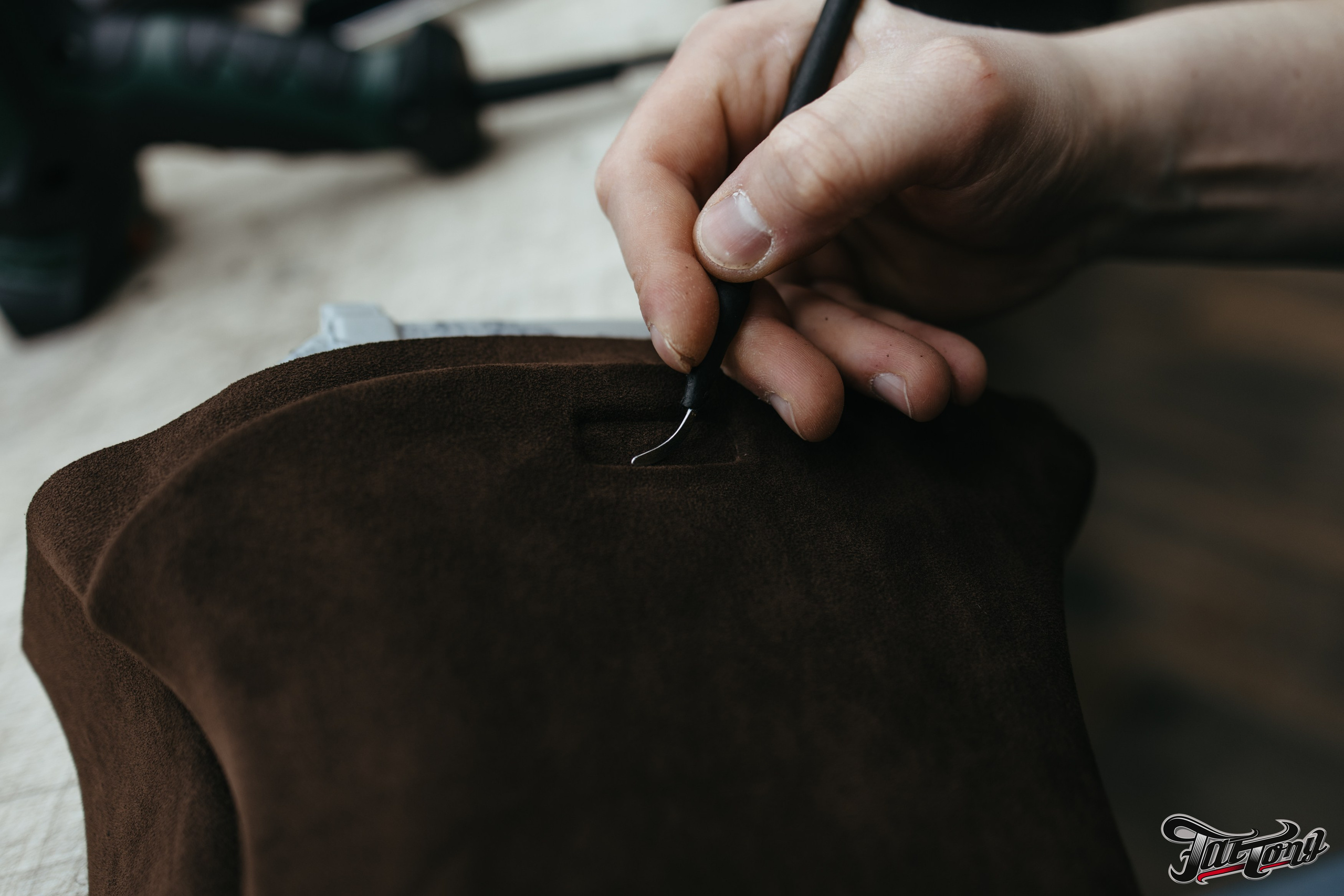 Porsche Сayenne пошив потолка в коричневую алькантару. DeLorein