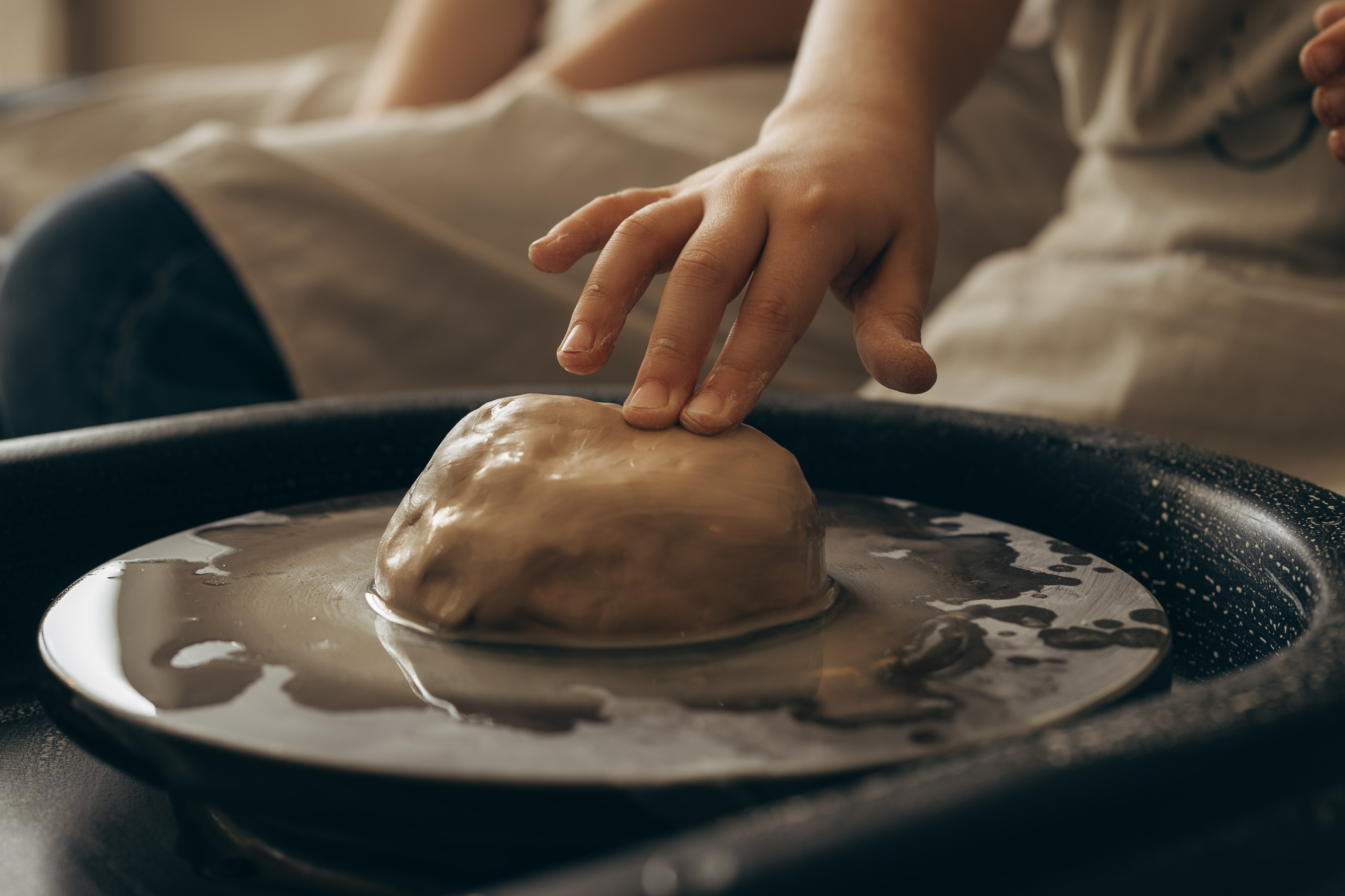В гончарной мастерской. Семейный фотограф Москва. Фотограф беременности и материнства Москва