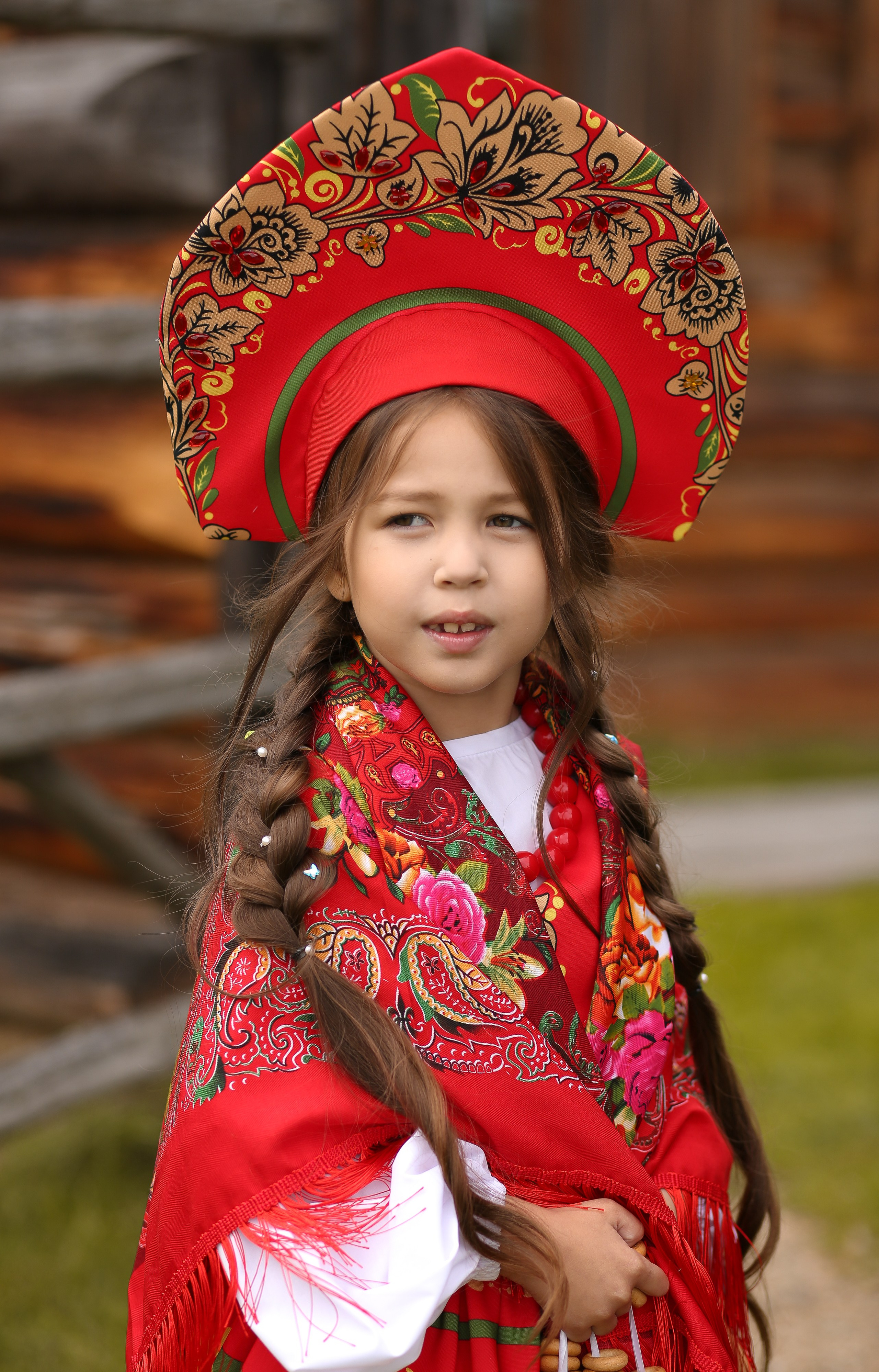 аренда наряда "хохлома". В состав костюма входит юбка, жилет, рубашка, подъюбник. Кокошник оплачивается отдельно! Стоимость проката сутки 3000р. с кокошником 3500р. рост модели на фото 128 см.