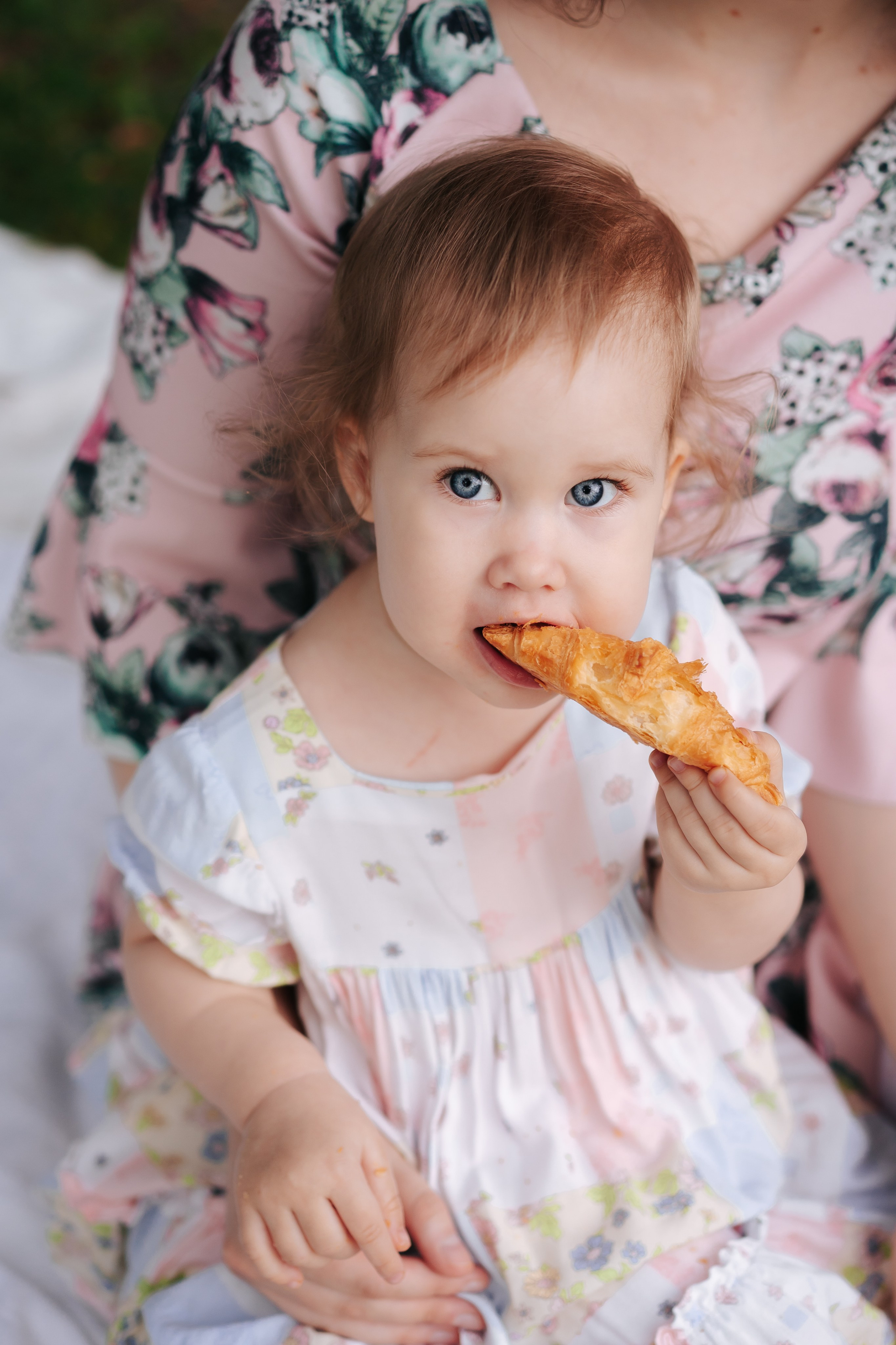Евангелина с мамой в парке. Детская, семейная фотостудия в Санкт-Петербурге