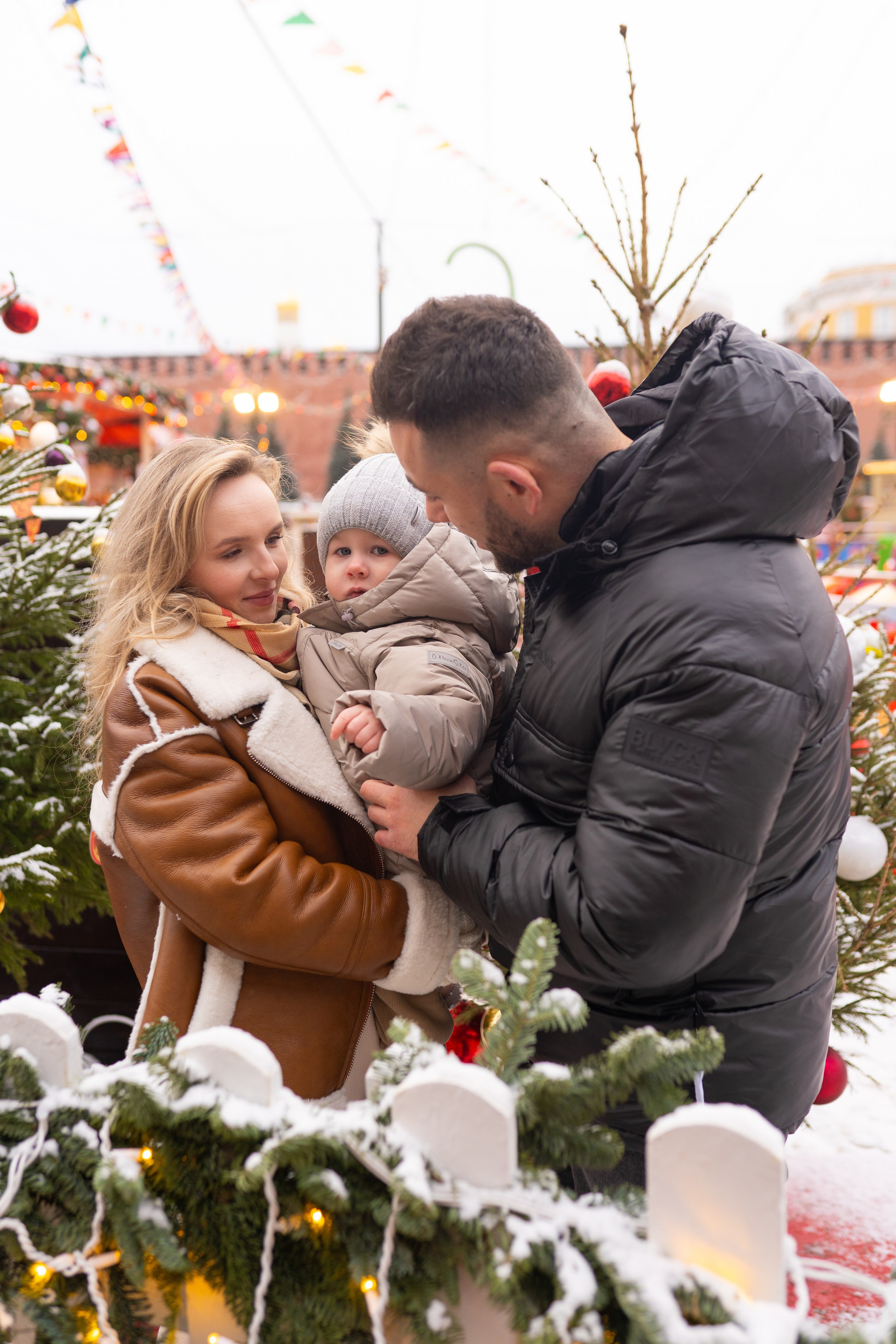 Павел, Егор и Наталия на ГУМ Ярмарке. Свадебный фотограф в Москве Анна Полушина