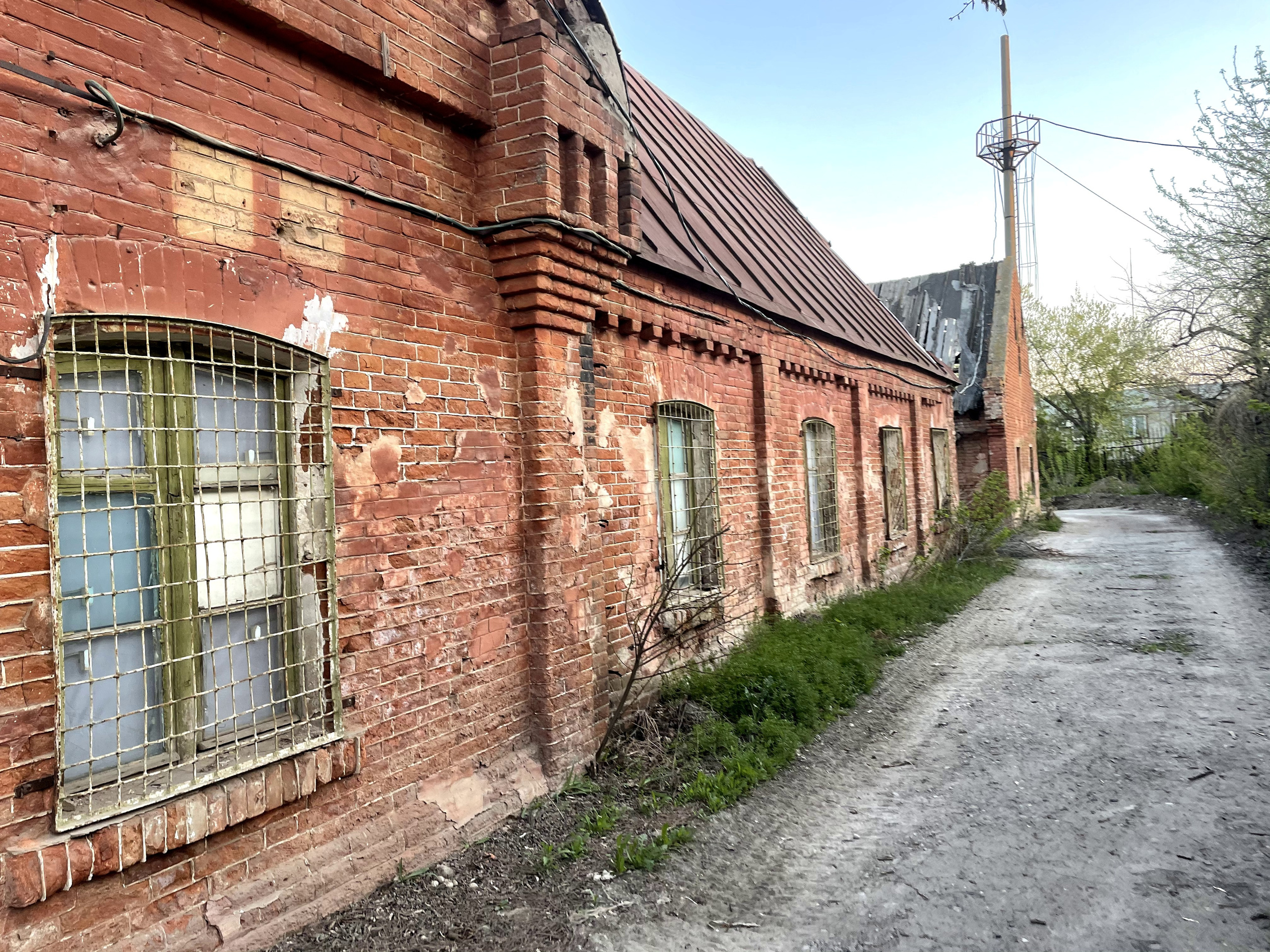 20 104 Здание из красного кирпича. ВИЗУАЛЬНЫЕ И ЗВУКОВЫЕ РЕШЕНИЯ ДЛЯ БИЗНЕСА И СЪЁМОК ТЕЛЕТЕЛА