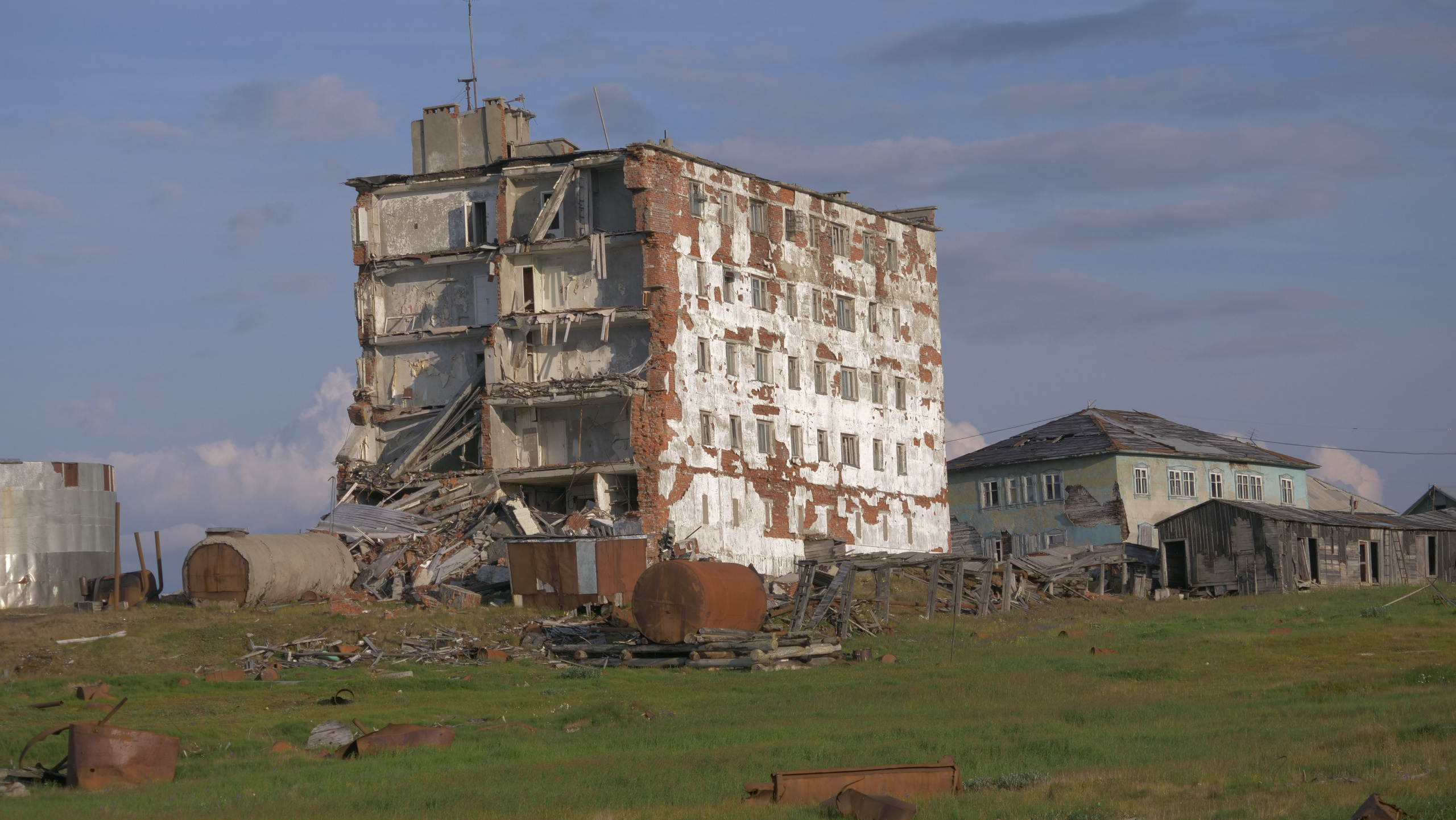 Амдерма — наука (2020 г.). Фотоальбом показывающий увлекательный мир авиации и мир медведей Андрея Иванова
