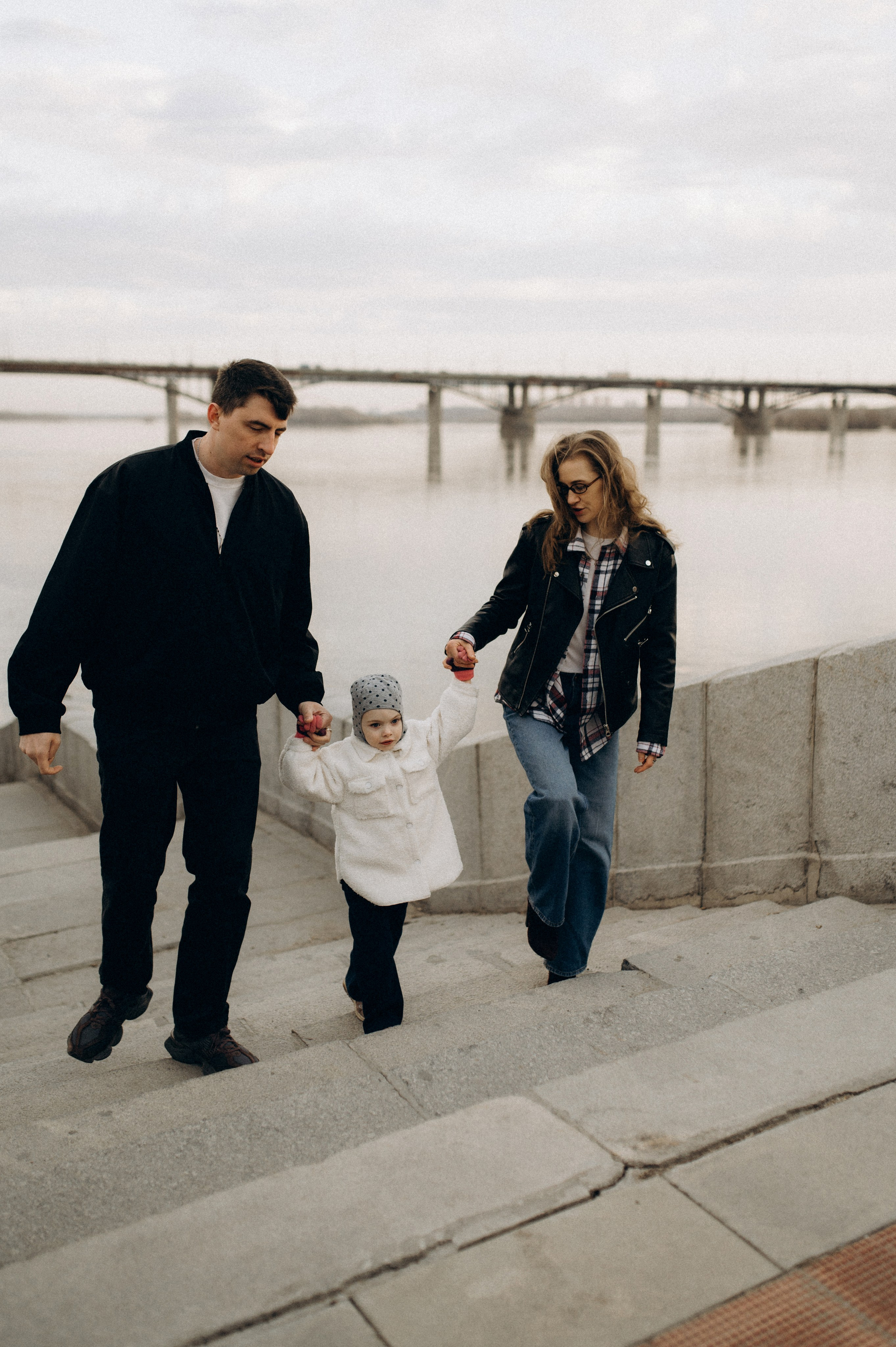 ВЕСЕННЯ ПРОГУЛКА НА НАБЕРЕЖНОЙ. Семейный фотограф в Новосибирске Женя Индрикова