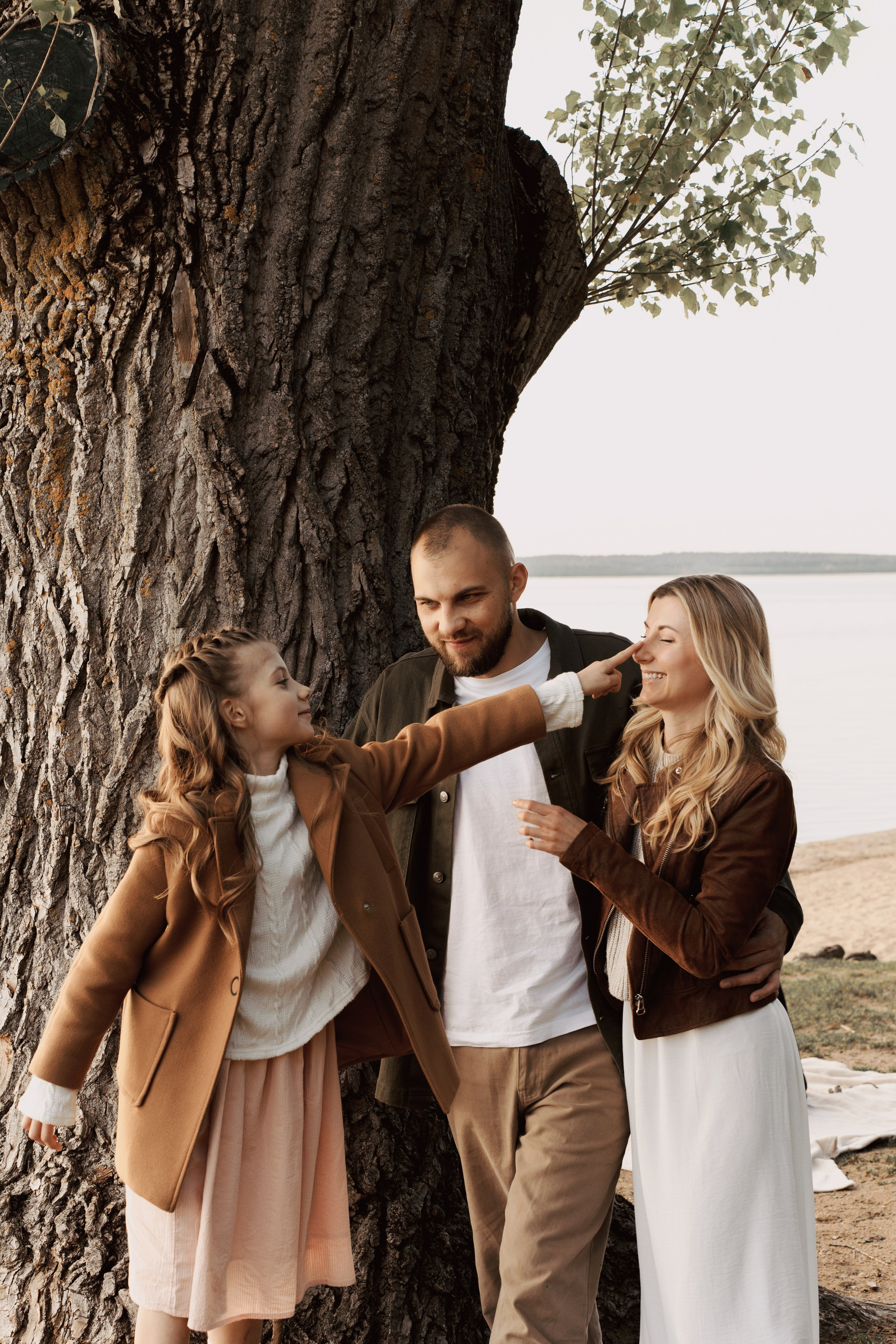 Весеннее тепло семьи на берегу Минского моря. Ваш семейный фотограф в Минске — Вика Трегубова