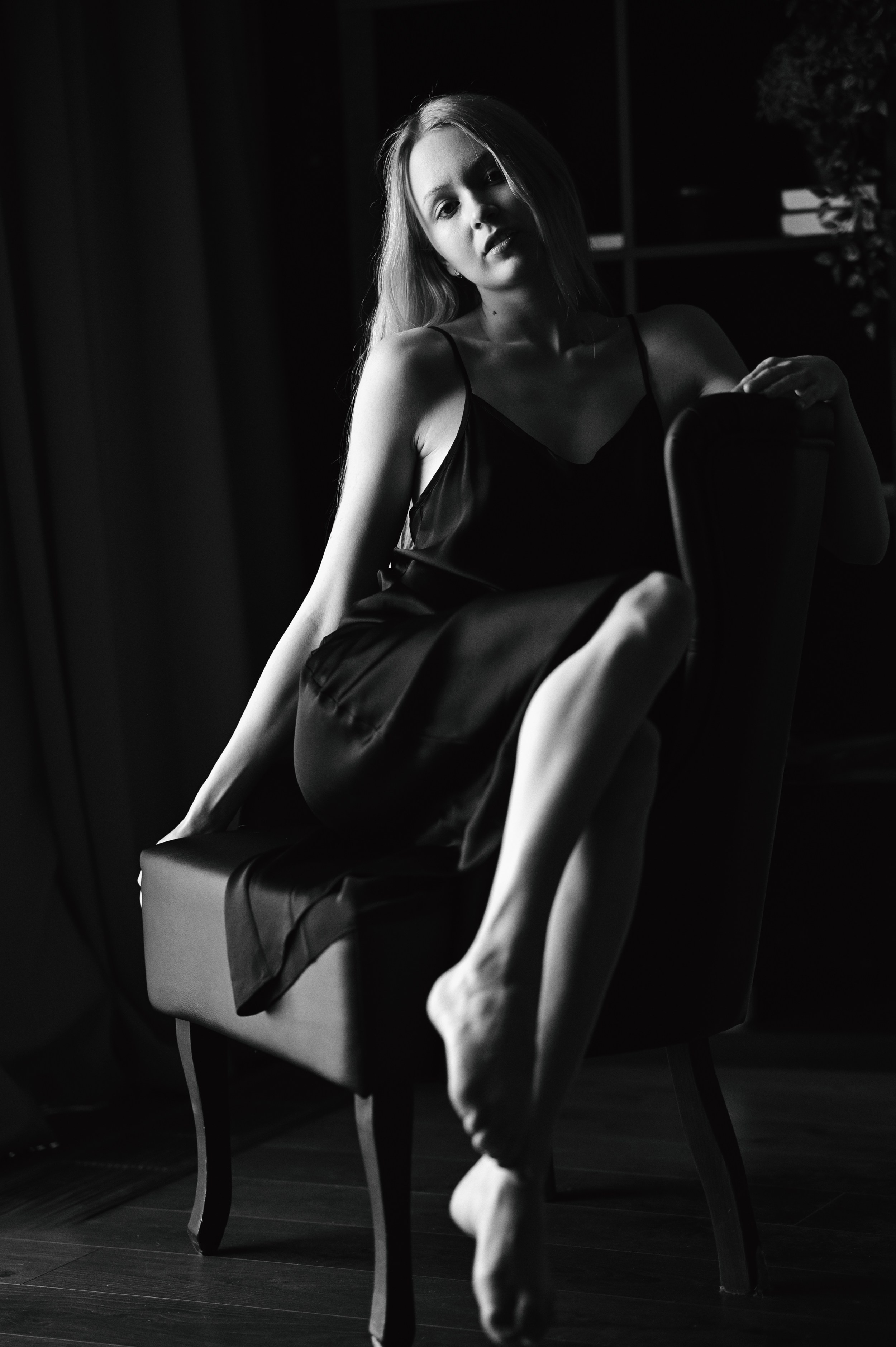 Монохромная фотосессия для девушки в студии Казани