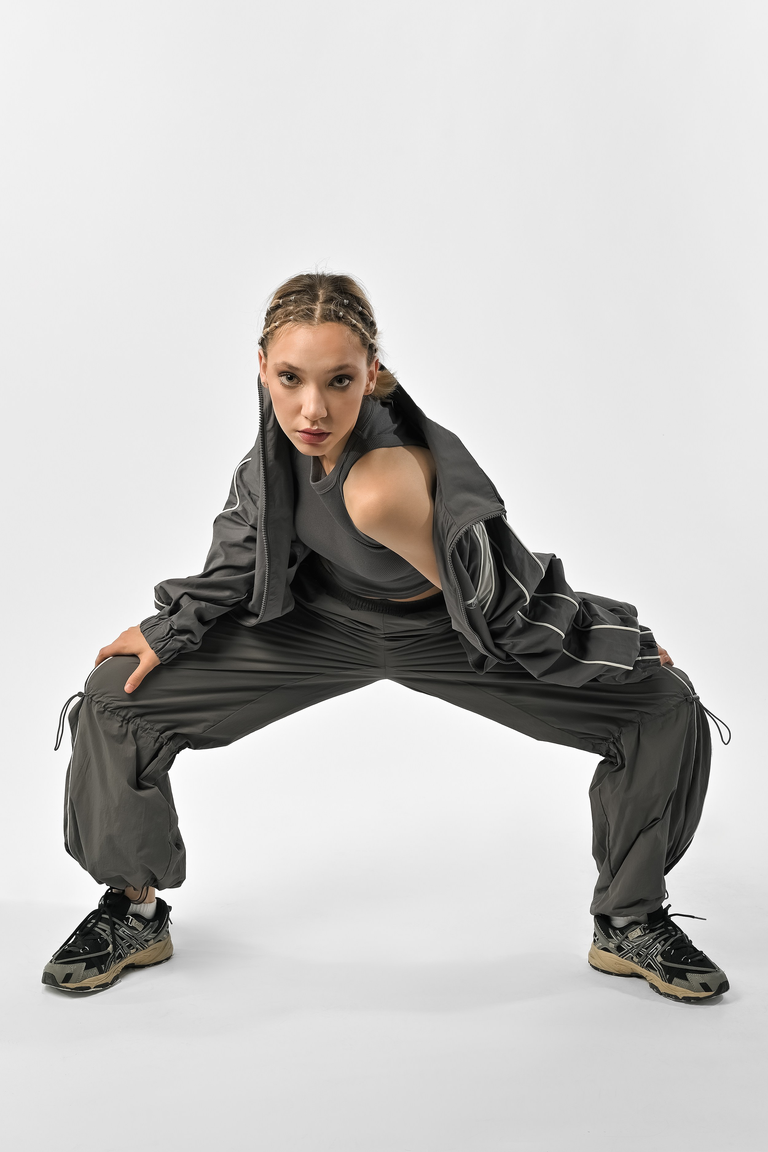 Съёмка спортивной женской одежды с нейтральным фоном. Автор фото Алексей Клейменов