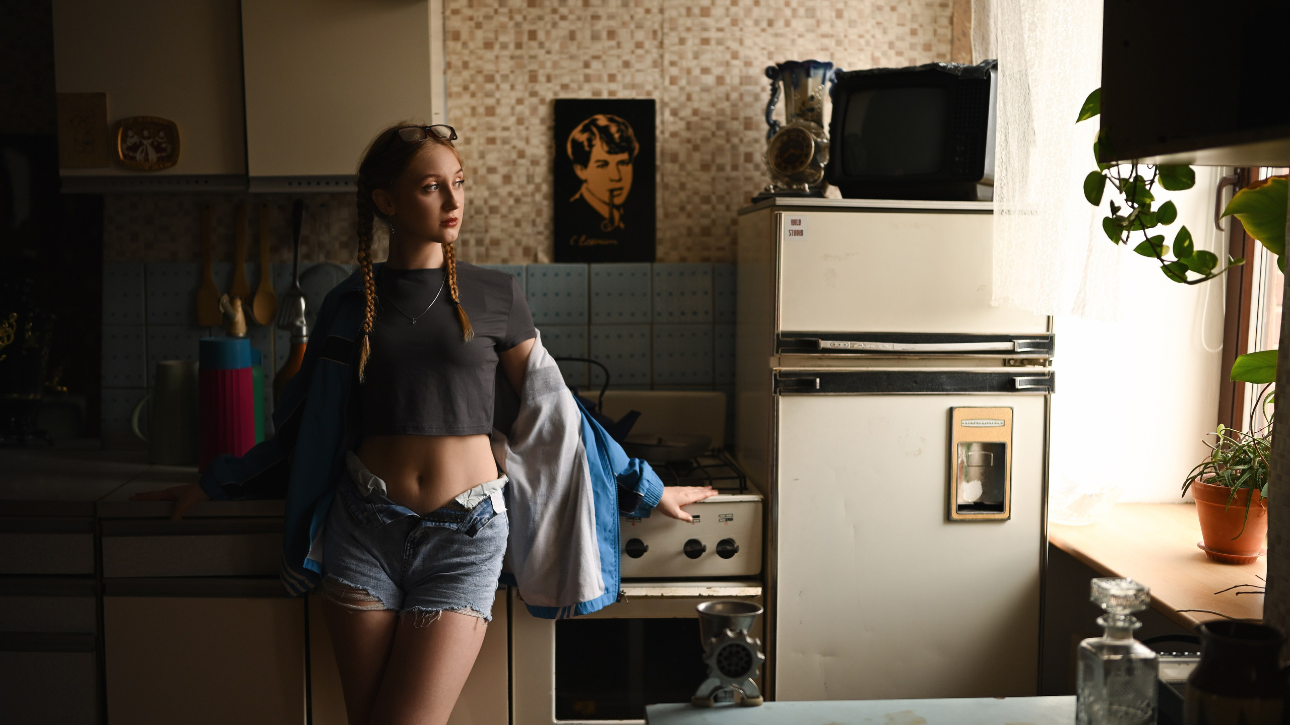 Творческий женский портрет в стиле ретро 80-х с ностальгическим освещением и уютом