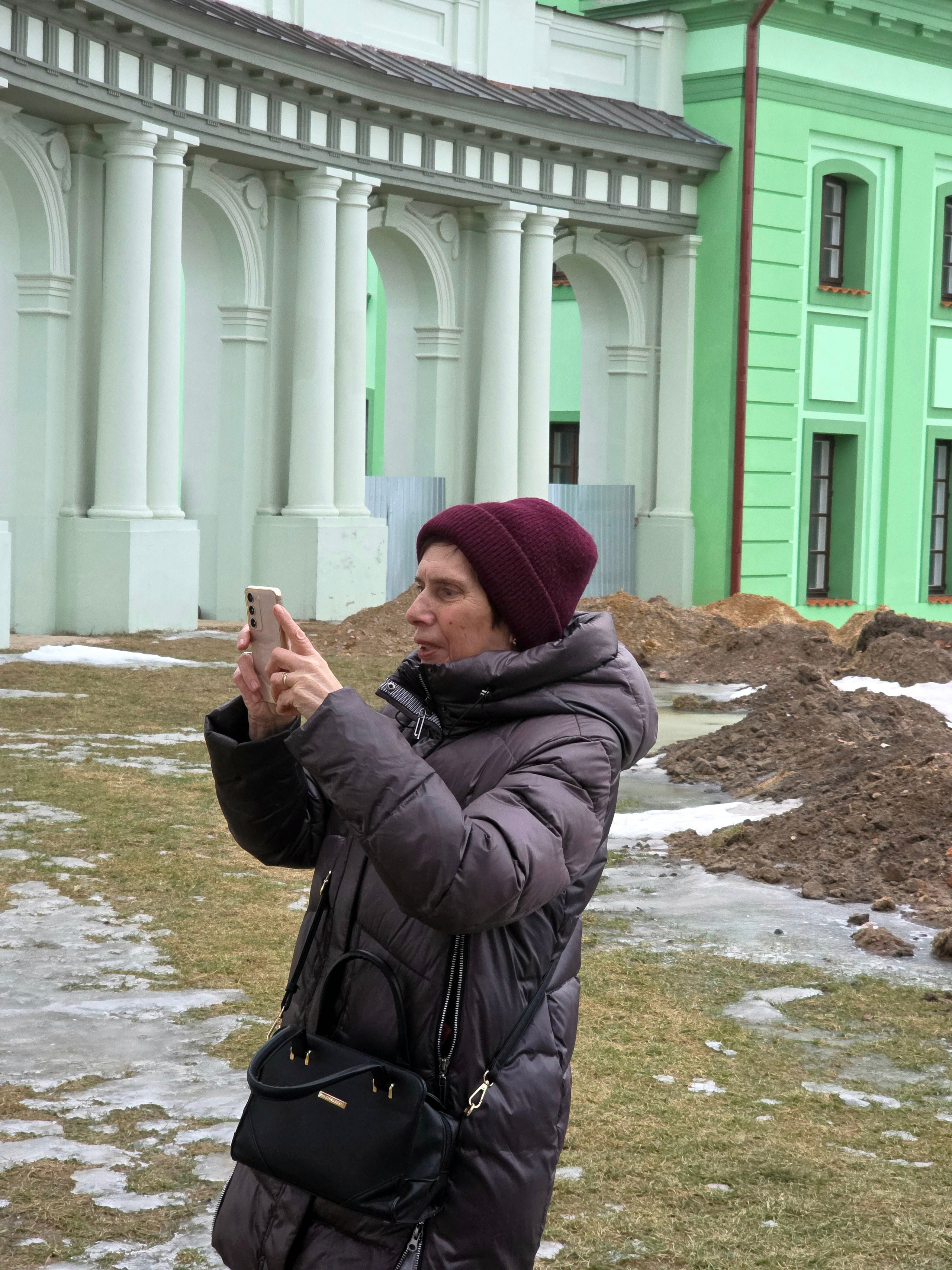 Почему то флигель покрасили в густой ярко зеленый цвет, что резко контрастировал с пастельными тонами остальных построек и весеннего снега