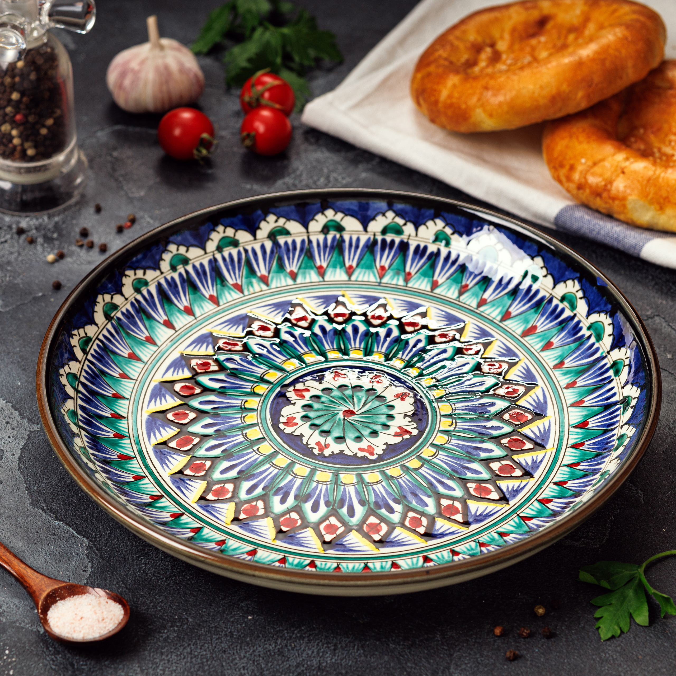 Узбекская посуда. Уютная студия предметной съемки для маркетплейсов в городе Москва