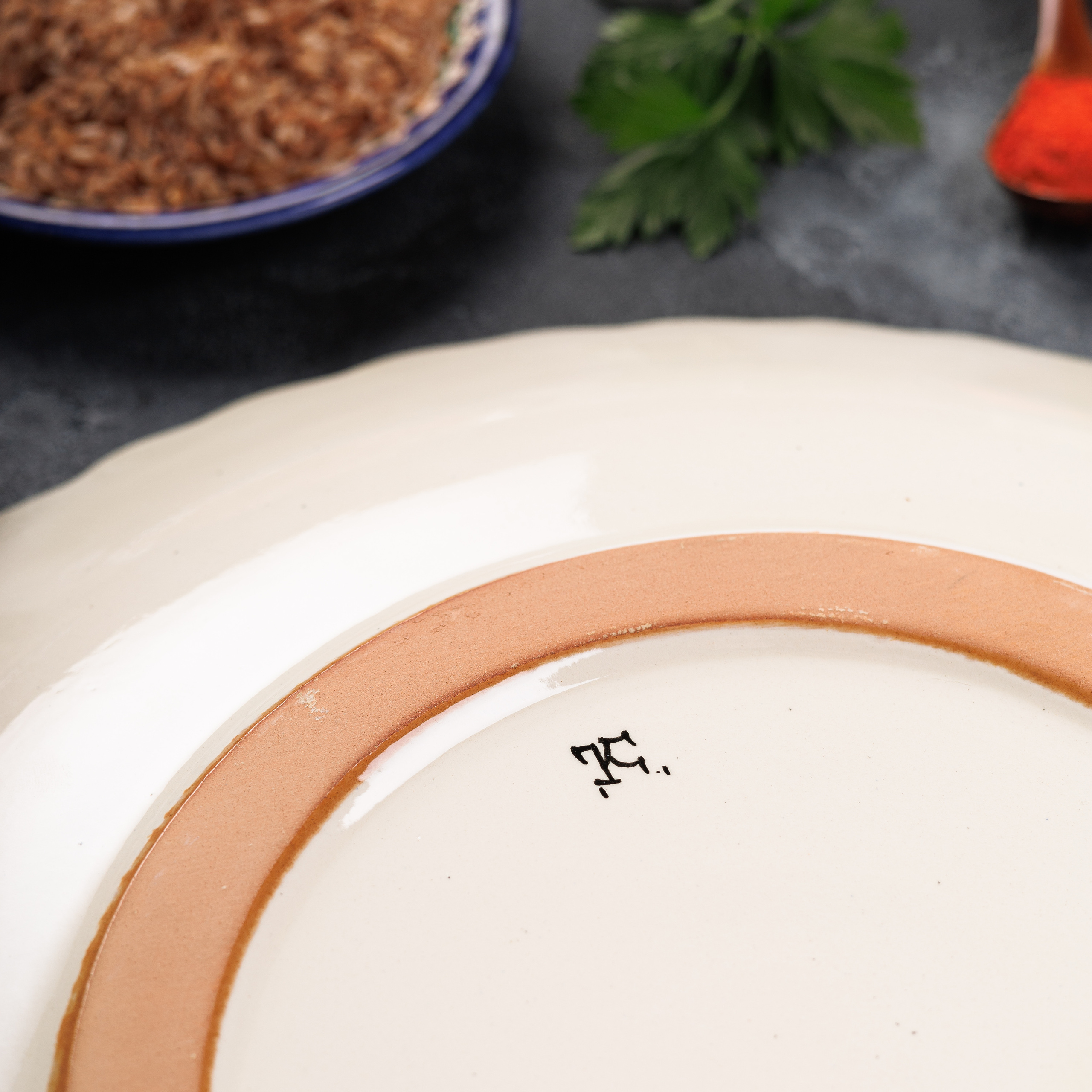 Узбекская посуда. Уютная студия предметной съемки для маркетплейсов в городе Москва