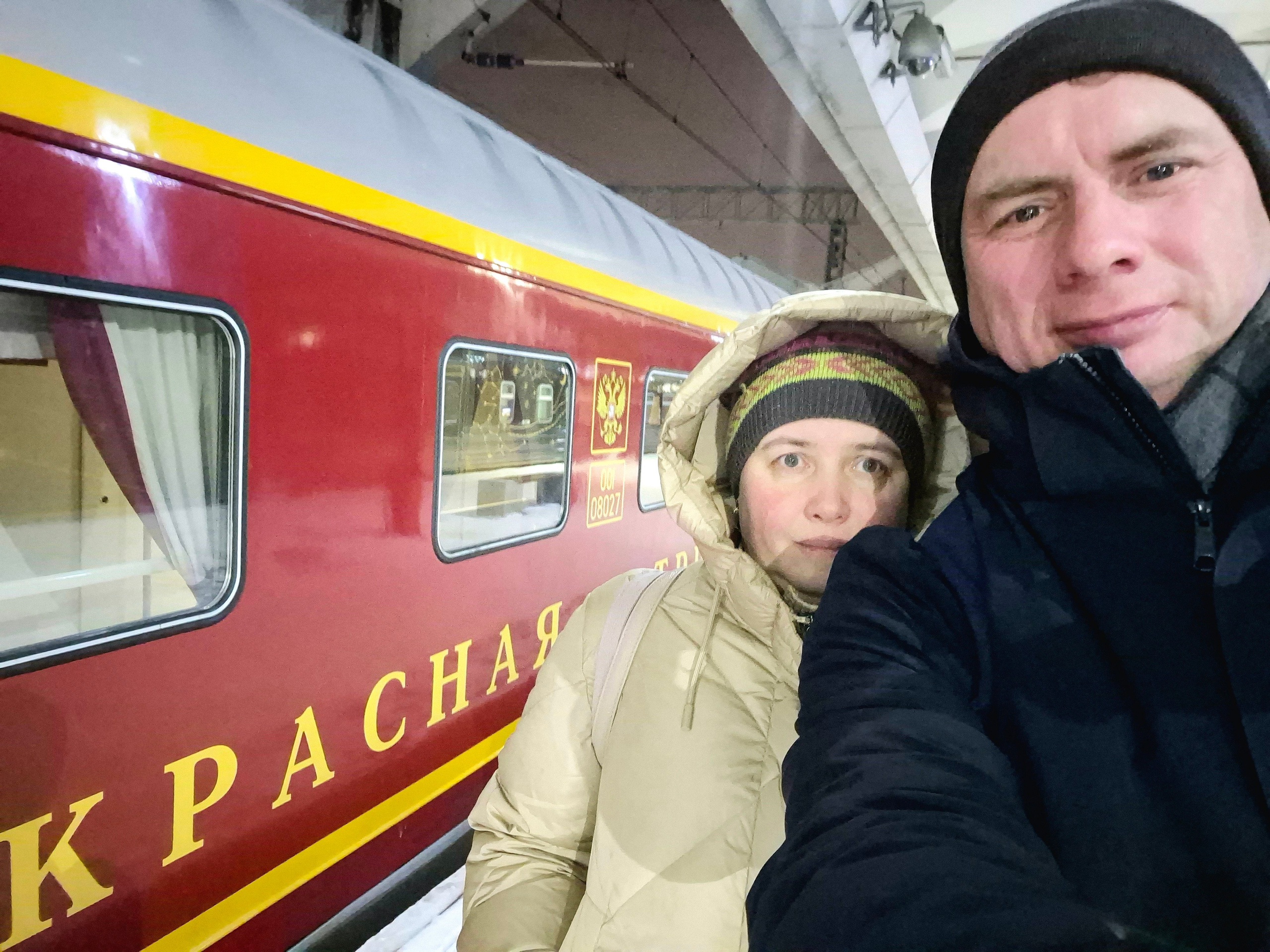 Сели в поезд, пришла в голову идея взять каршеринг на весь день и скататься в загородные дворцы, куда летом попасть без шансов из-за толп