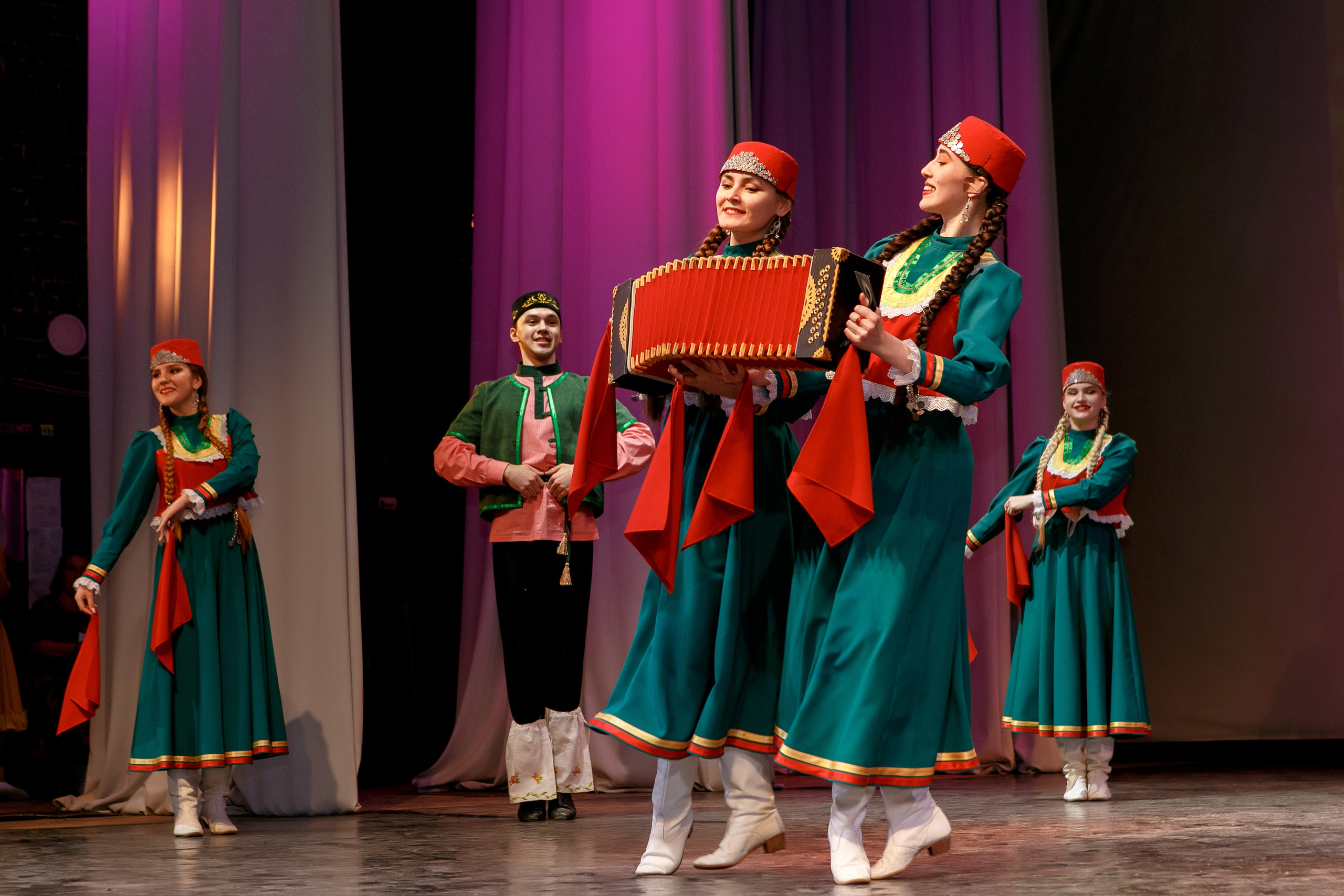 Межрегиональный фестиваль «Сибирские звезды». Контент фотограф, съемка для маркетплейсов, фуд съемка и репортажи в Новосибирске Ралия Галеева