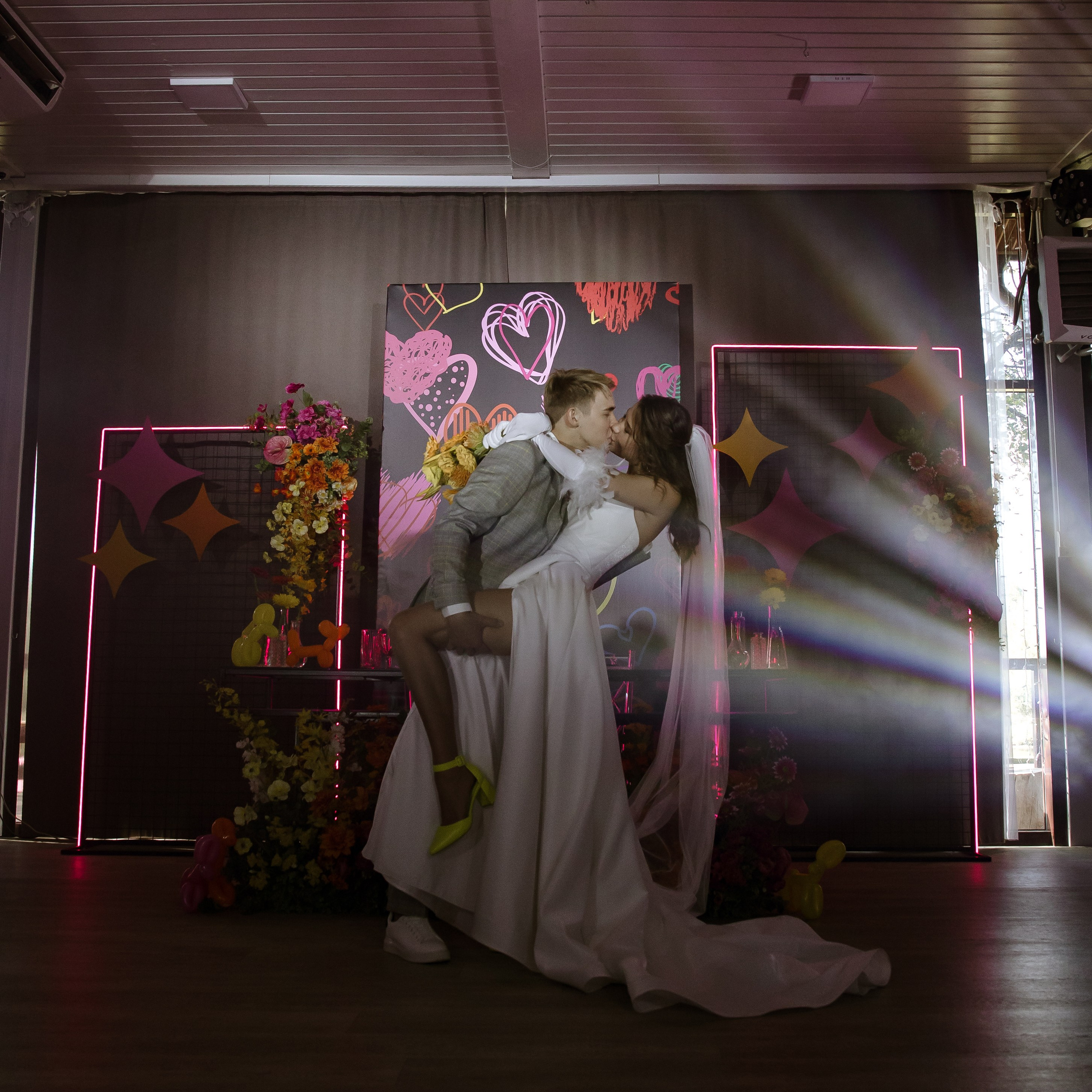Яркая неоновая свадебная фотосессия в «Нет на карте». Свадебный и семейный фотограф в Самаре и Тольятти | Елена Топанцева