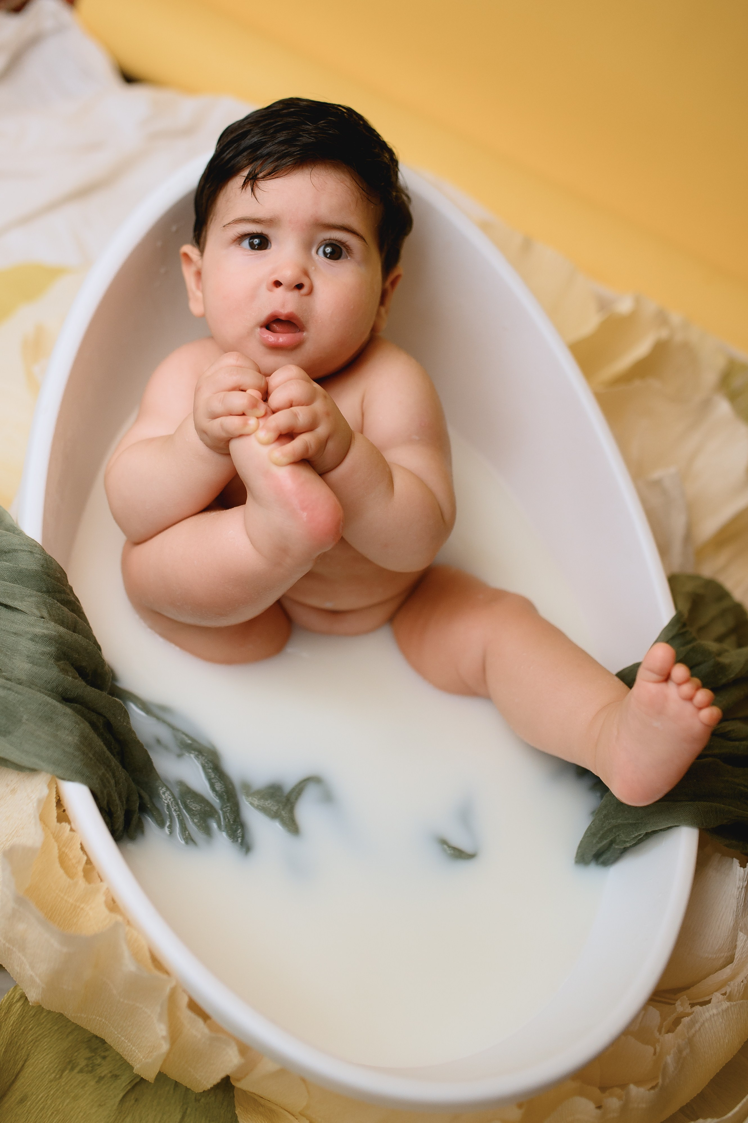 Тиграша 7 мес и молочная ванночка. Фотограф Котова Валентина