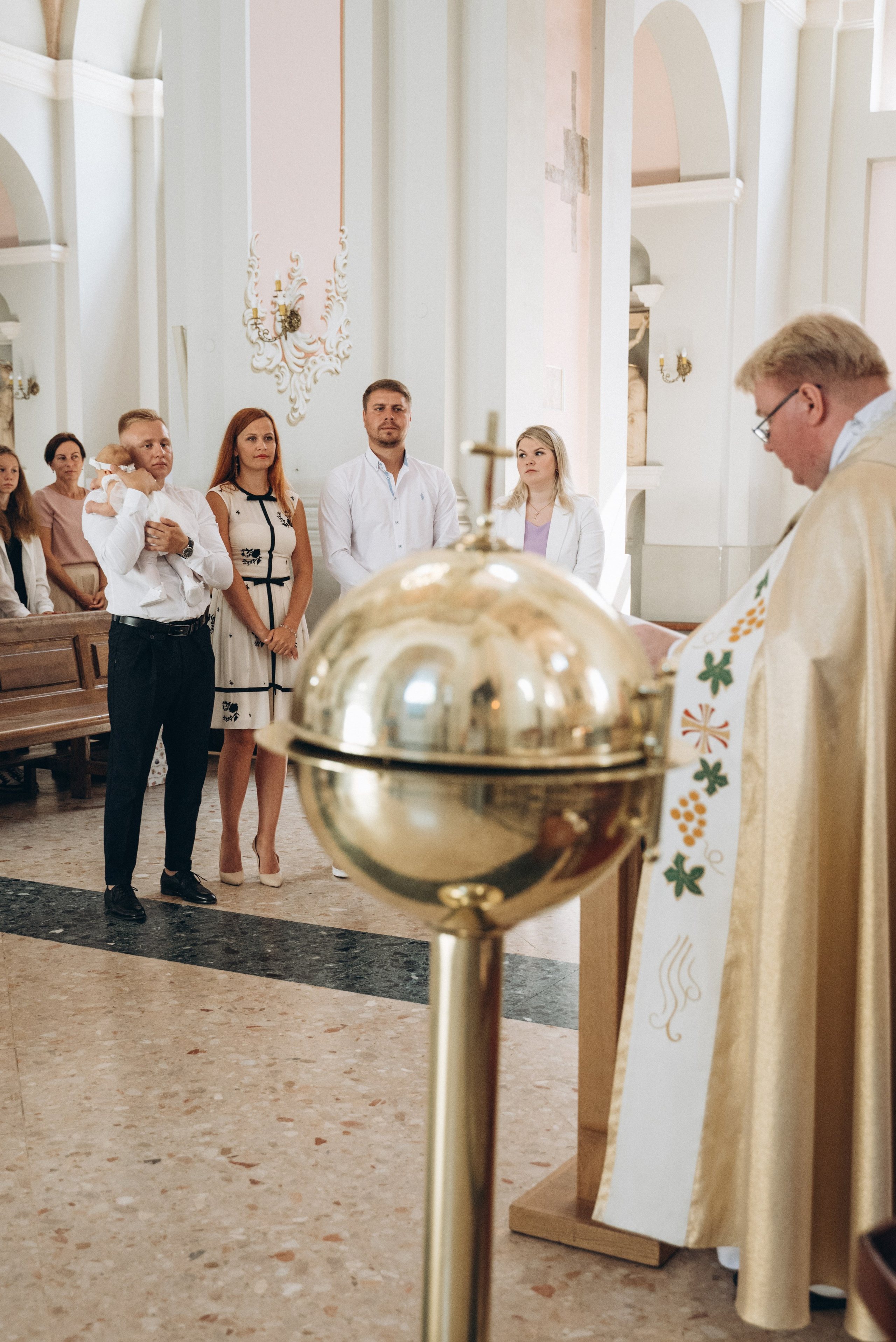 Католическое крещение (частично конфиденциальная). Семейный фотограф в Минске Дарья Дреко