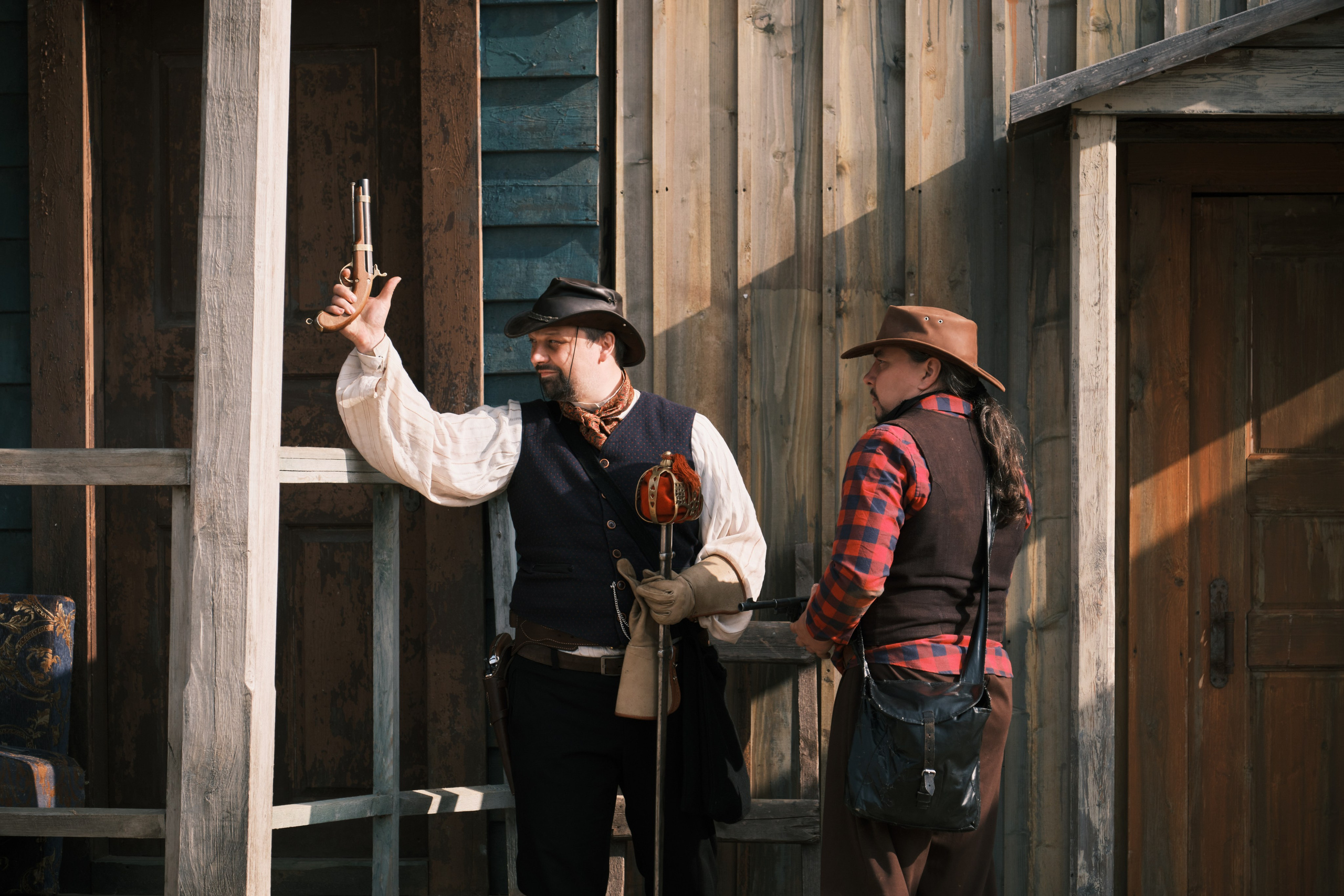 Шериф стреляет из револьвера на диком западе