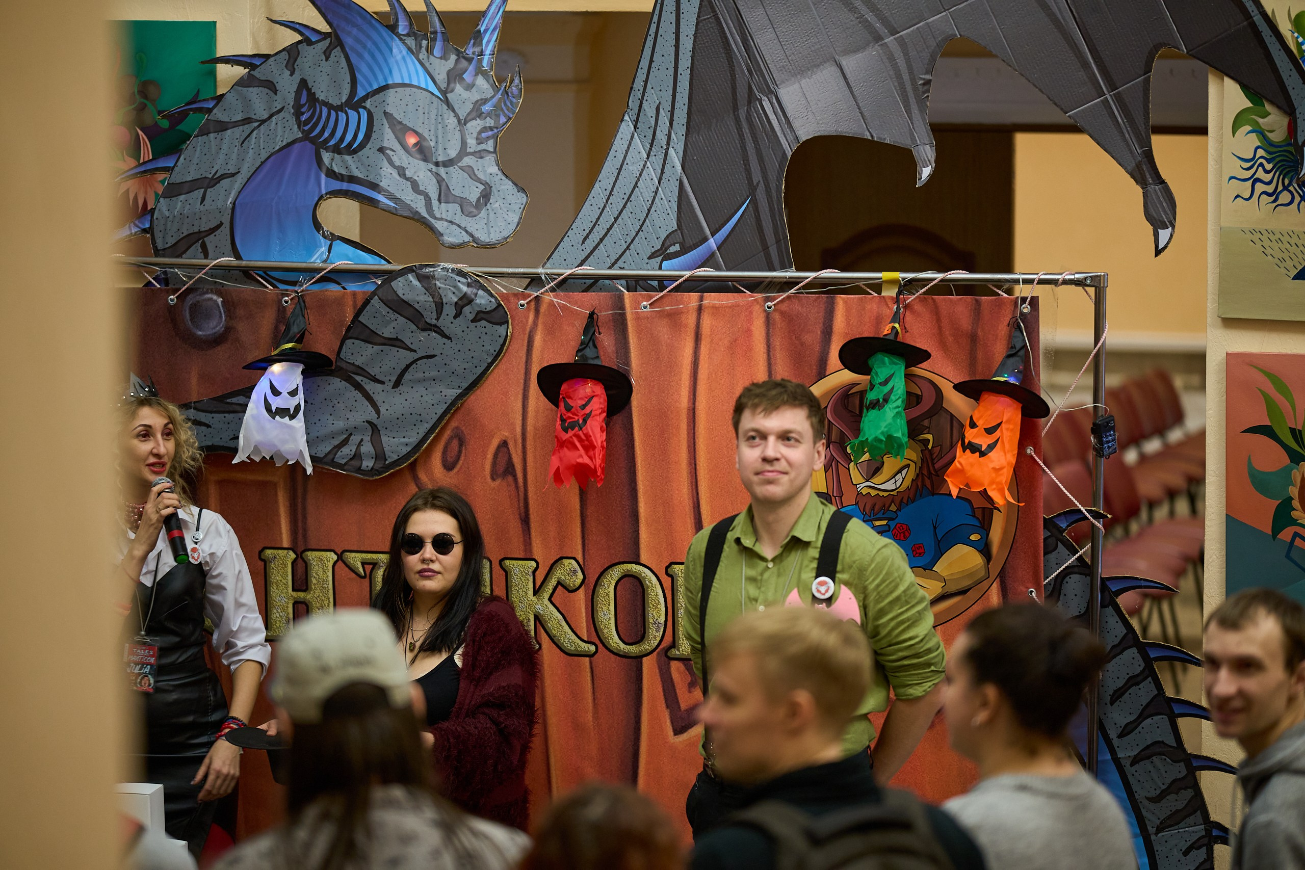 Дама в очках такая серьёзная! Вайб анимешного злодея прям.