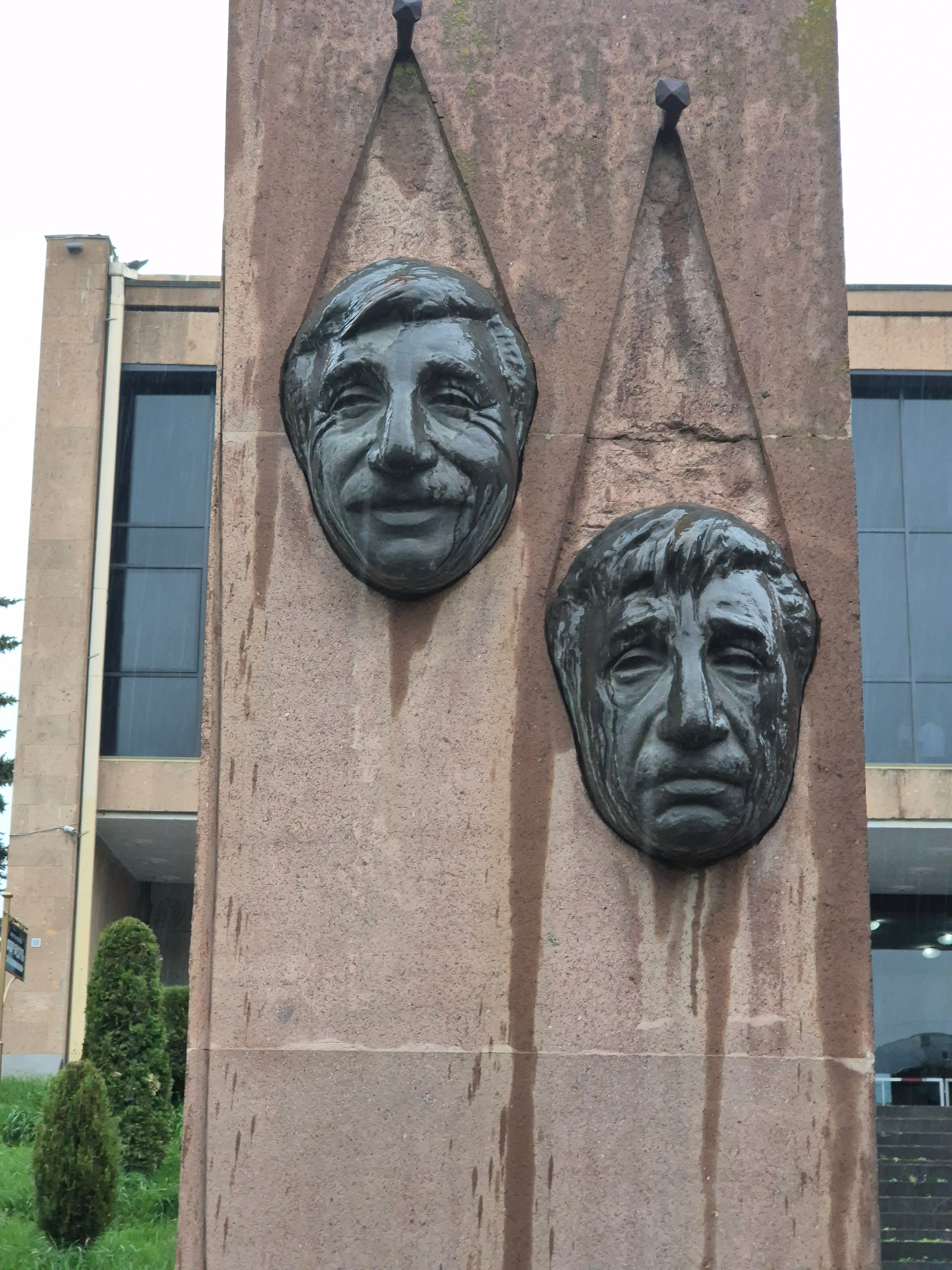 У театра - памятник Фрунзику Мкртчяну. Две маски - грусть и радость
