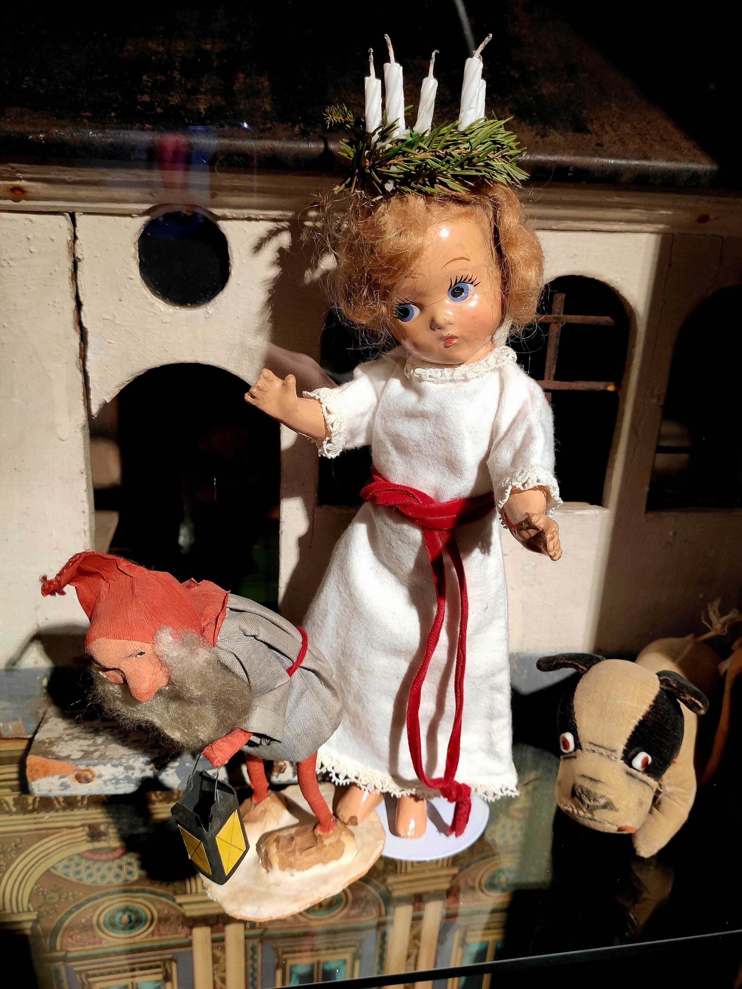 Кукла со свечками на голове - святая Люсия. Коронация св.Люсии в корону из свечек проходит в Кафедральном соборе 13 декабря - Люсия дарует свет в самое темное время людям. До выравнивания календаря 13 декабря  совпадало с самым коротким днем года. Календарь исправили, а праздник так и сохранился 13 декабря. Каждая девочка в Финляндии мечтает быть избранной на эту роль, играют в кукол, надевают наряды.