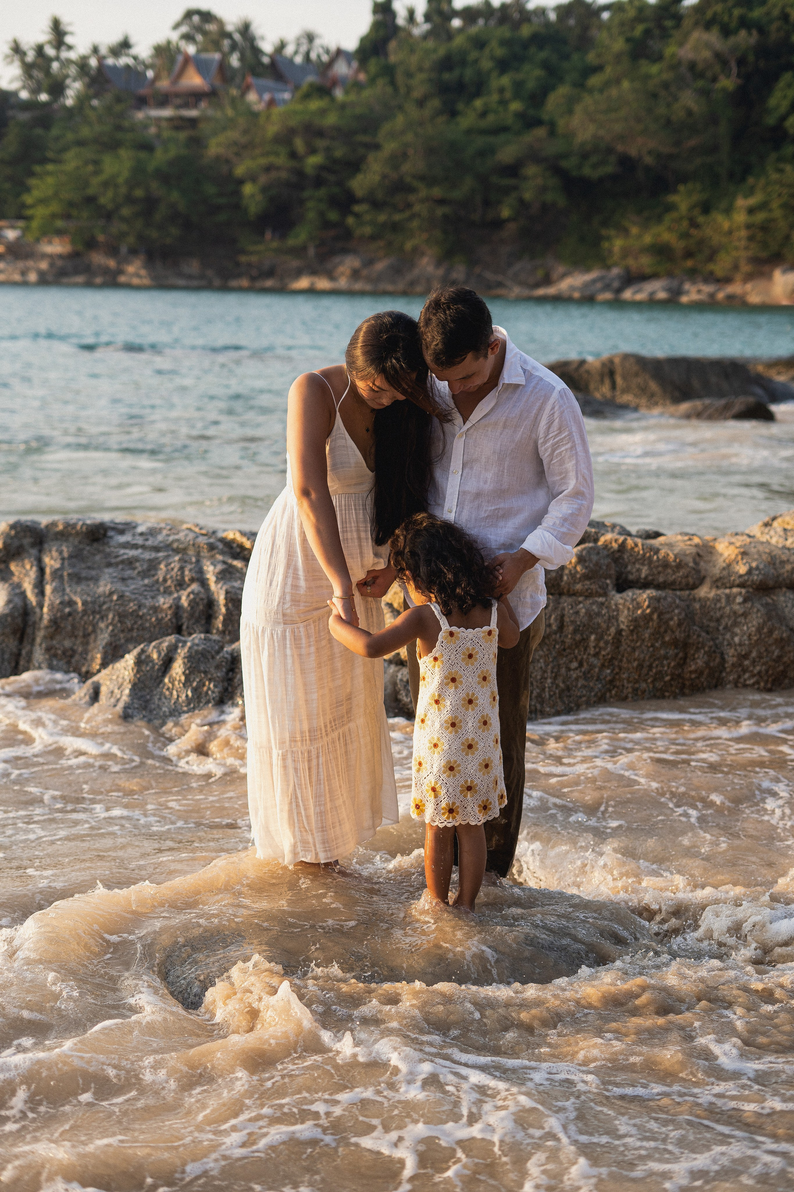 Семейная фотосъёмка на Пхукете – тепло, искренность и любовь вашей семьи на фотографиях. Ян Долматов — фотограф, видеограф и продюсер на Пхукете, Таиланд
