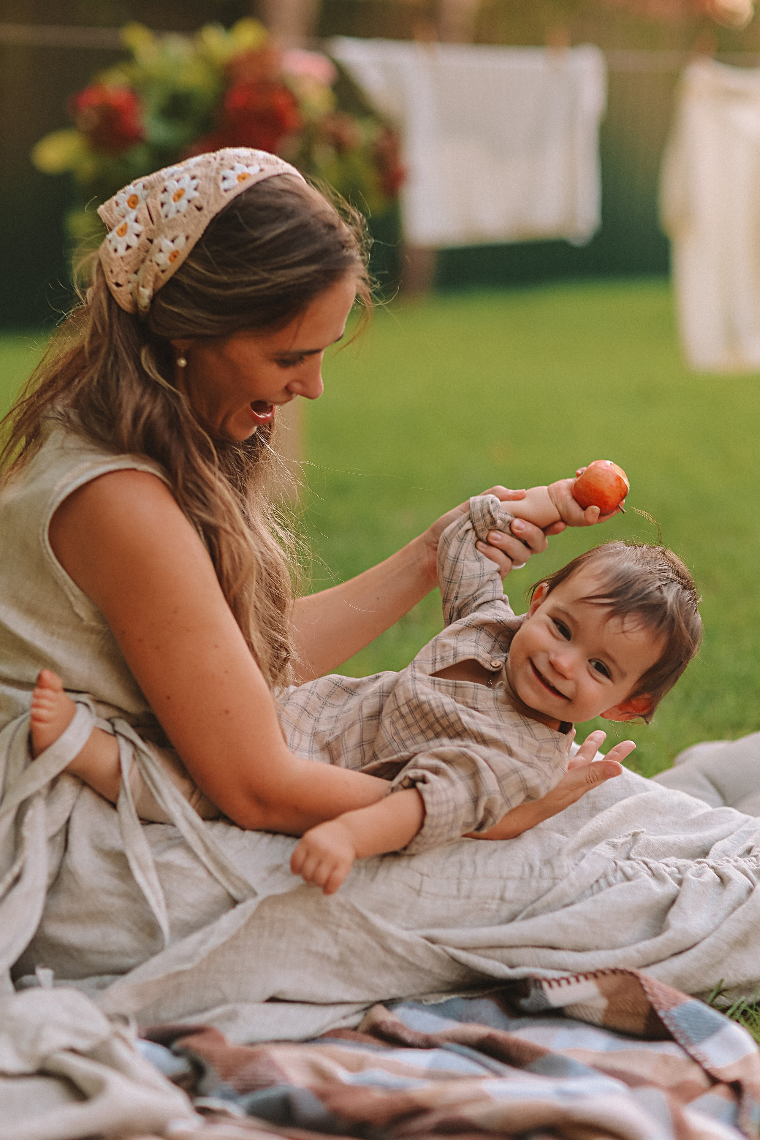 Стирка у дома. Семейный фотограф Тюмень, фотограф на роды Салмина Мария
