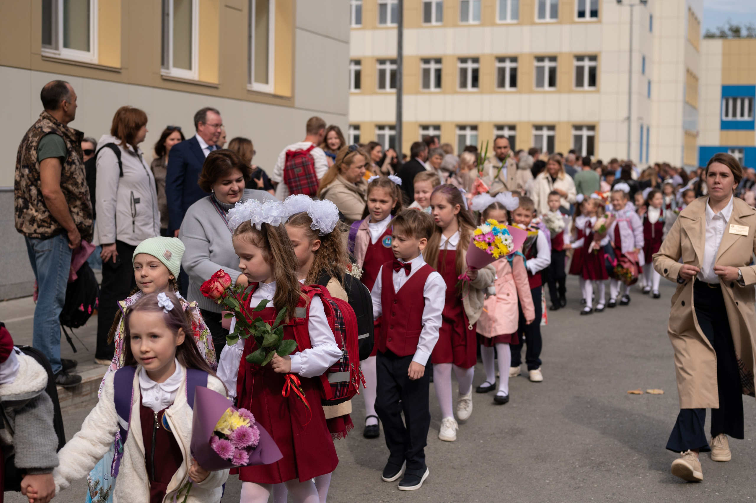 1 сентября 16 гимназия 2 класс (линейка + в классе+ на улице). Фотограф новорожденных, семейный детский в Тюмени Татьяна Морозова