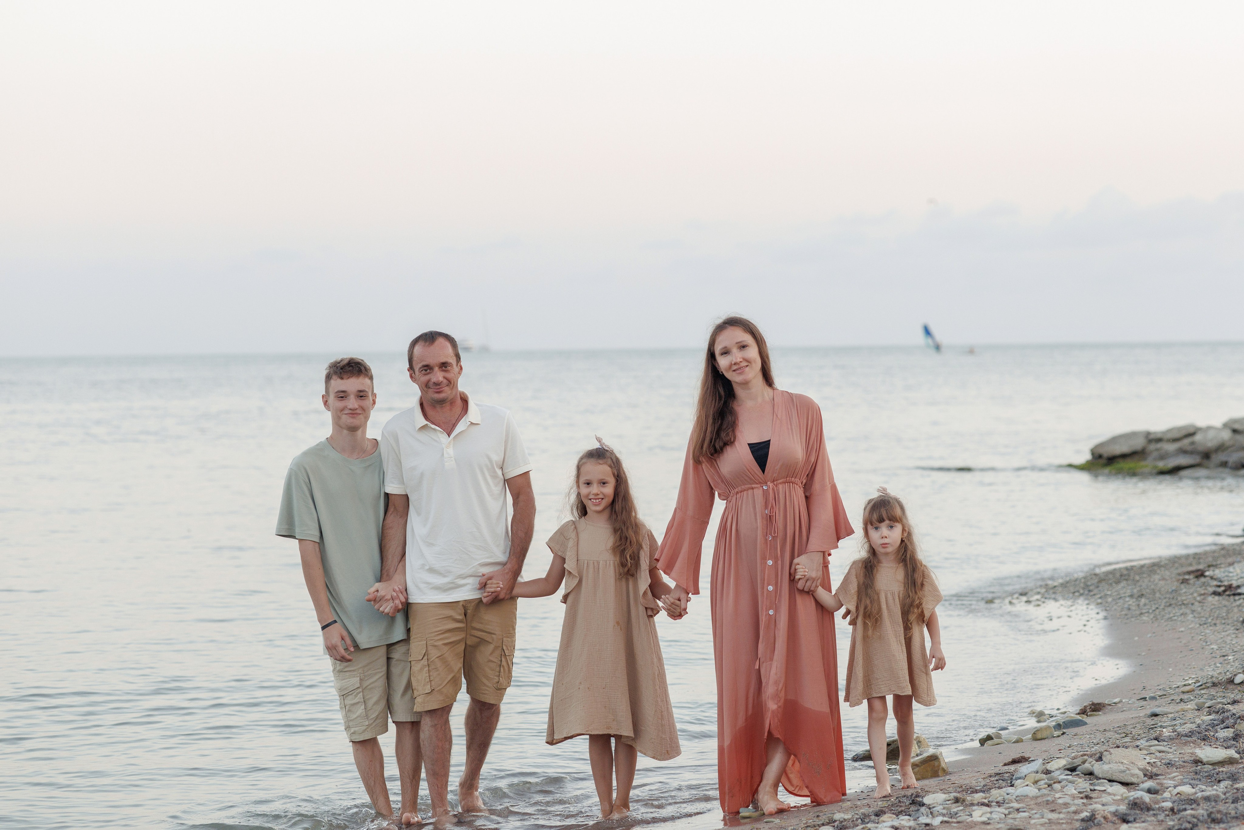 Семейная прогулка на Тонком мысу. Семейный и портретный фотограф в Геленджике Любовь Бодрова