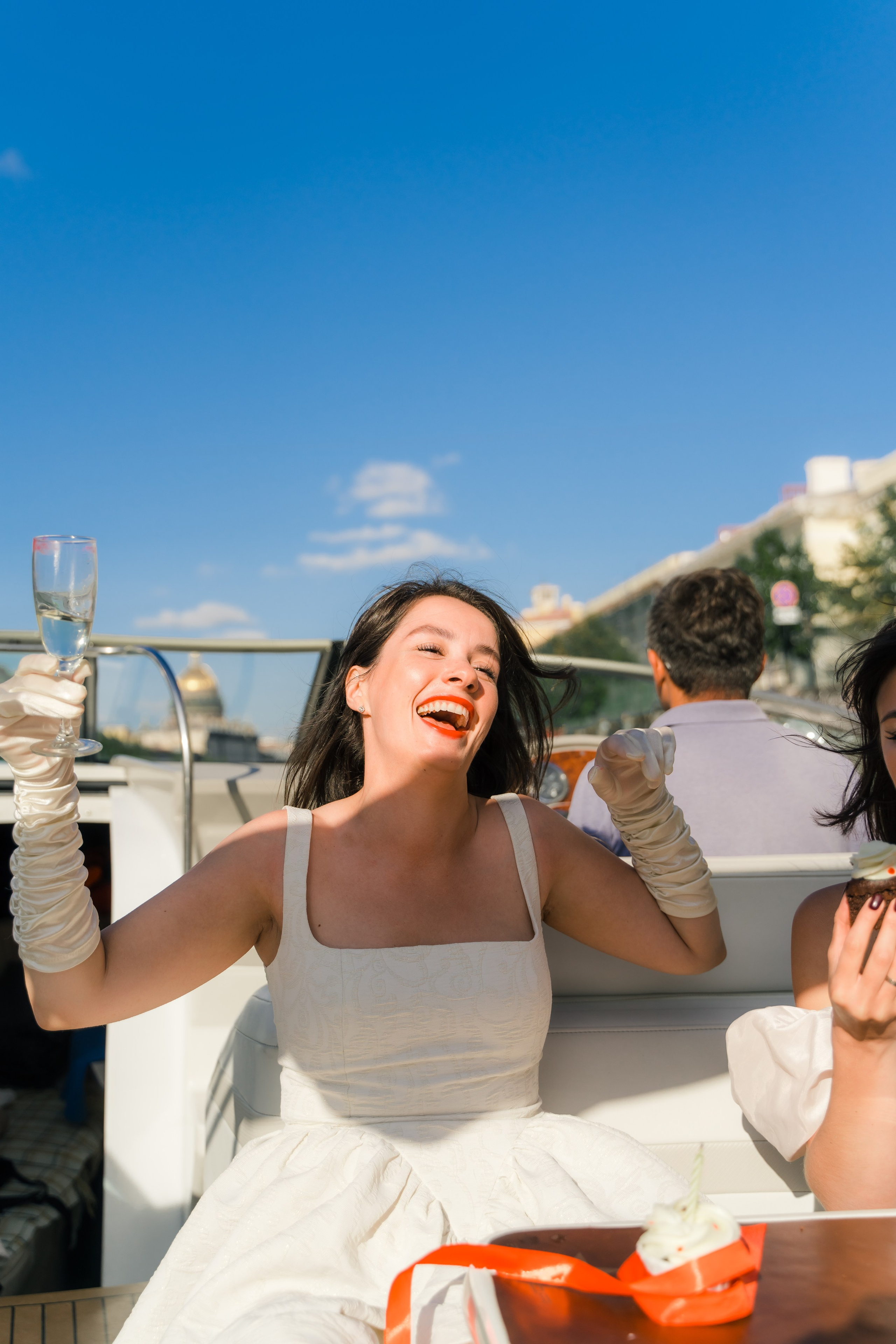 Фотосъемка девичника, встреча девушек, веселые женские портреты