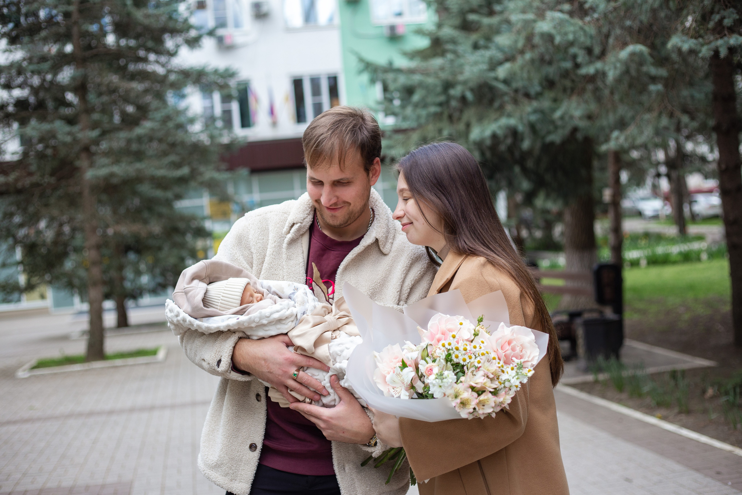Выписка из роддома. Фотограф Краснодара, фотограф в парке Галецкого.репортажный фотограф. детский фотограф, свадебный фотограф. профессиональный фотограф