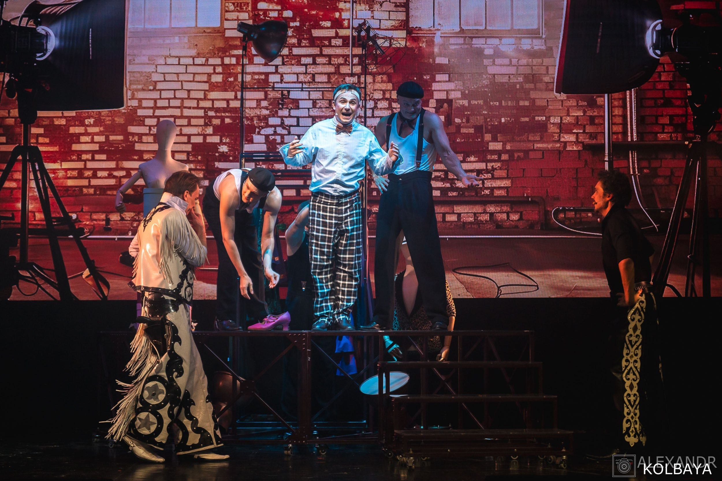 Фотографии со спектакля «Привет, я тетя Чарли». Концертный и театральный репортажный фотограф в Москве Александр Колбая