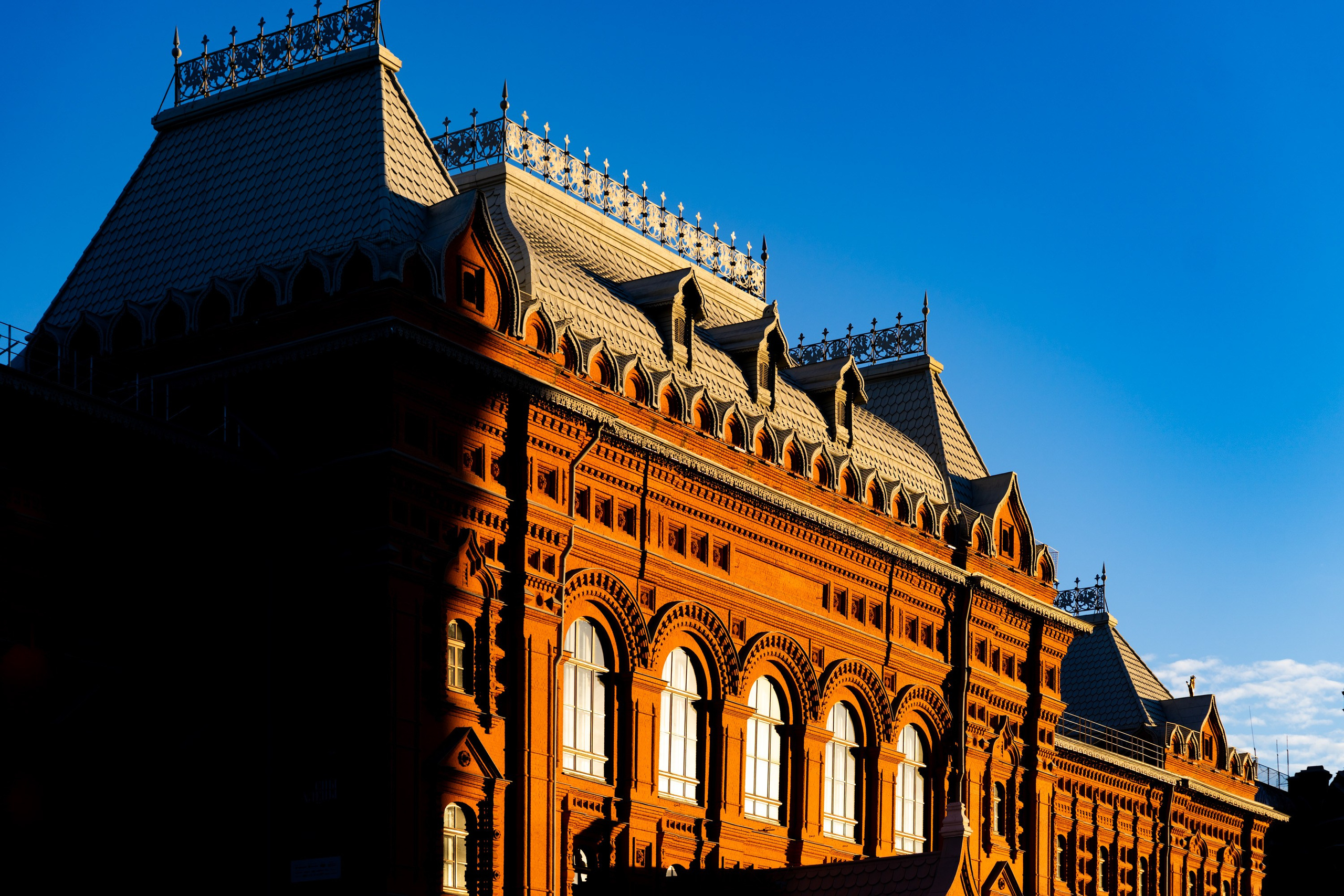 Свет и тень в городе. Фотограф в Москве. Шахабудин