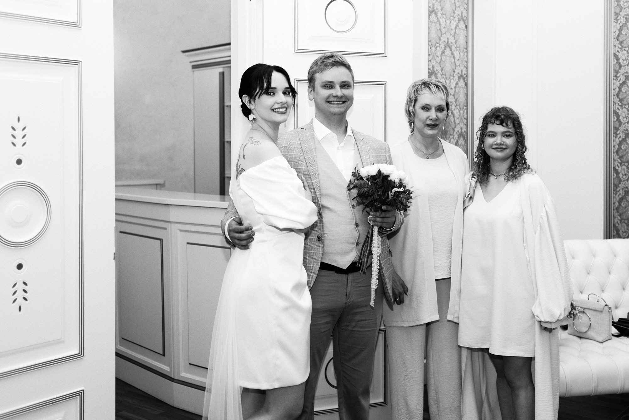 Свадебный фотограф Тюмень — Роман и Ксения: фотосессия с гостями и прогулка в парке. Портретный фотограф Тюмень Дарья Мустафина