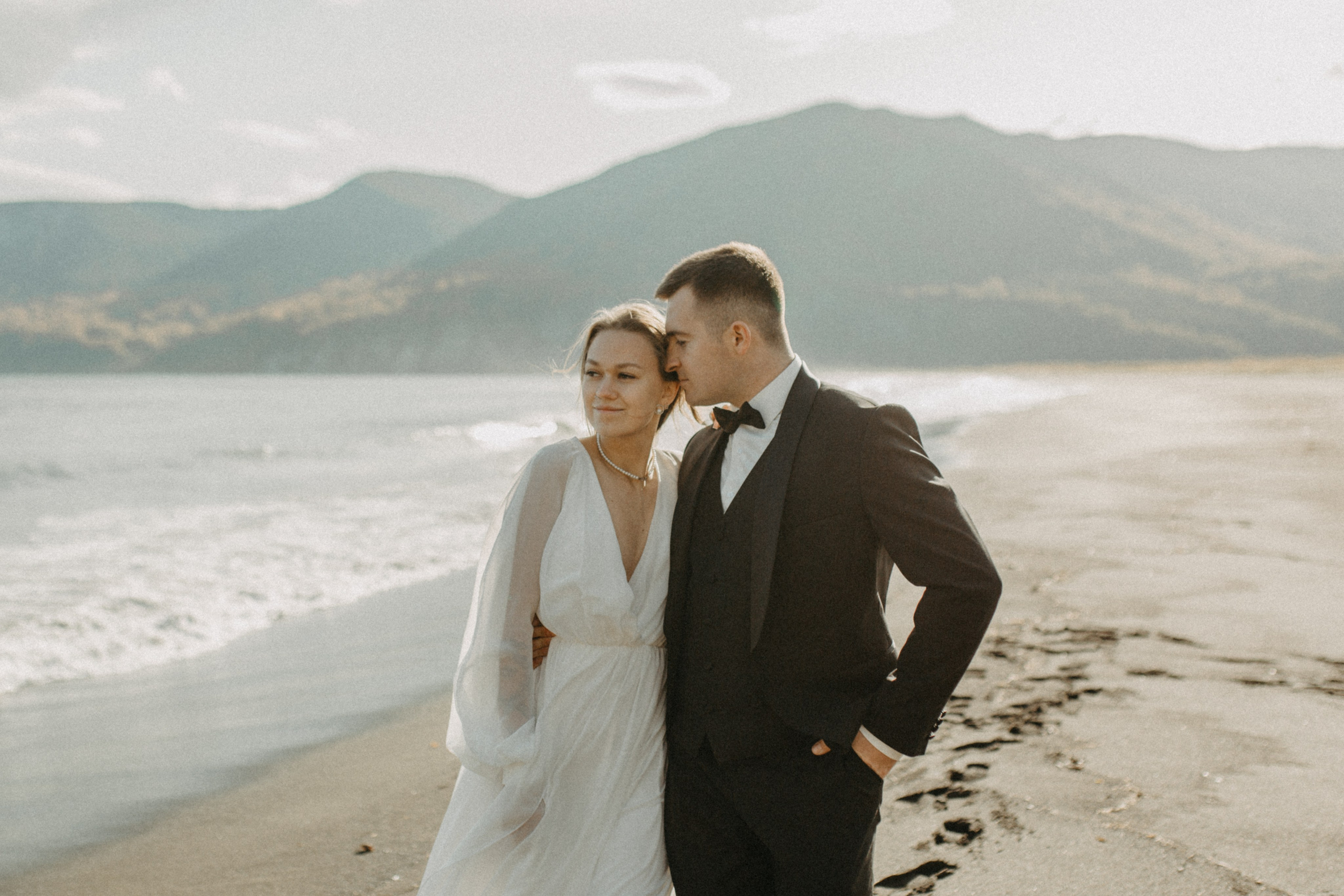 Вертолетный полет Бухта Жировая. Свадебное фото и видео на Камчатке. Туристические маршруты