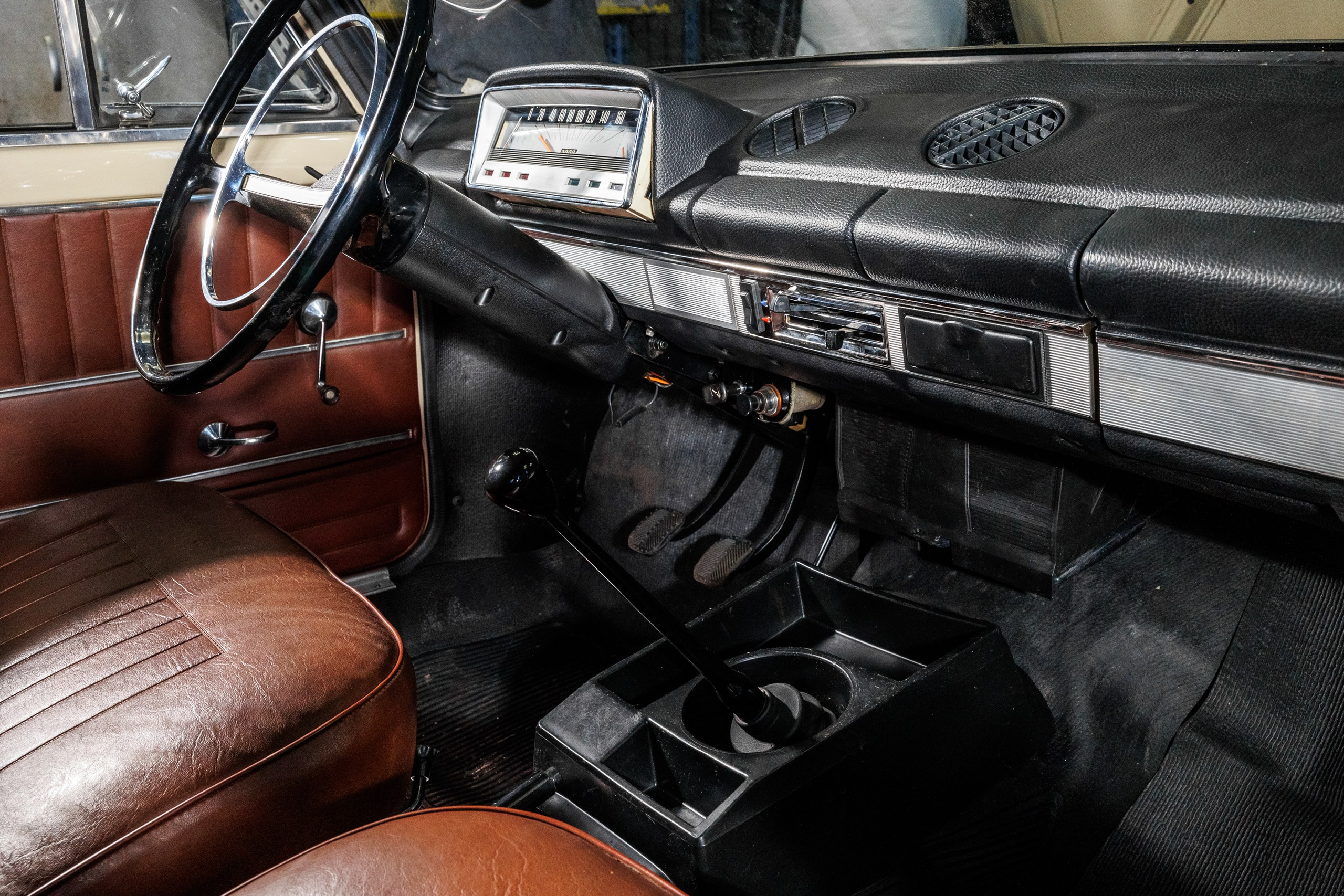 Автомобильная фотосъемка ВАЗ 2101 после реставрации в Бюро "Наследие"