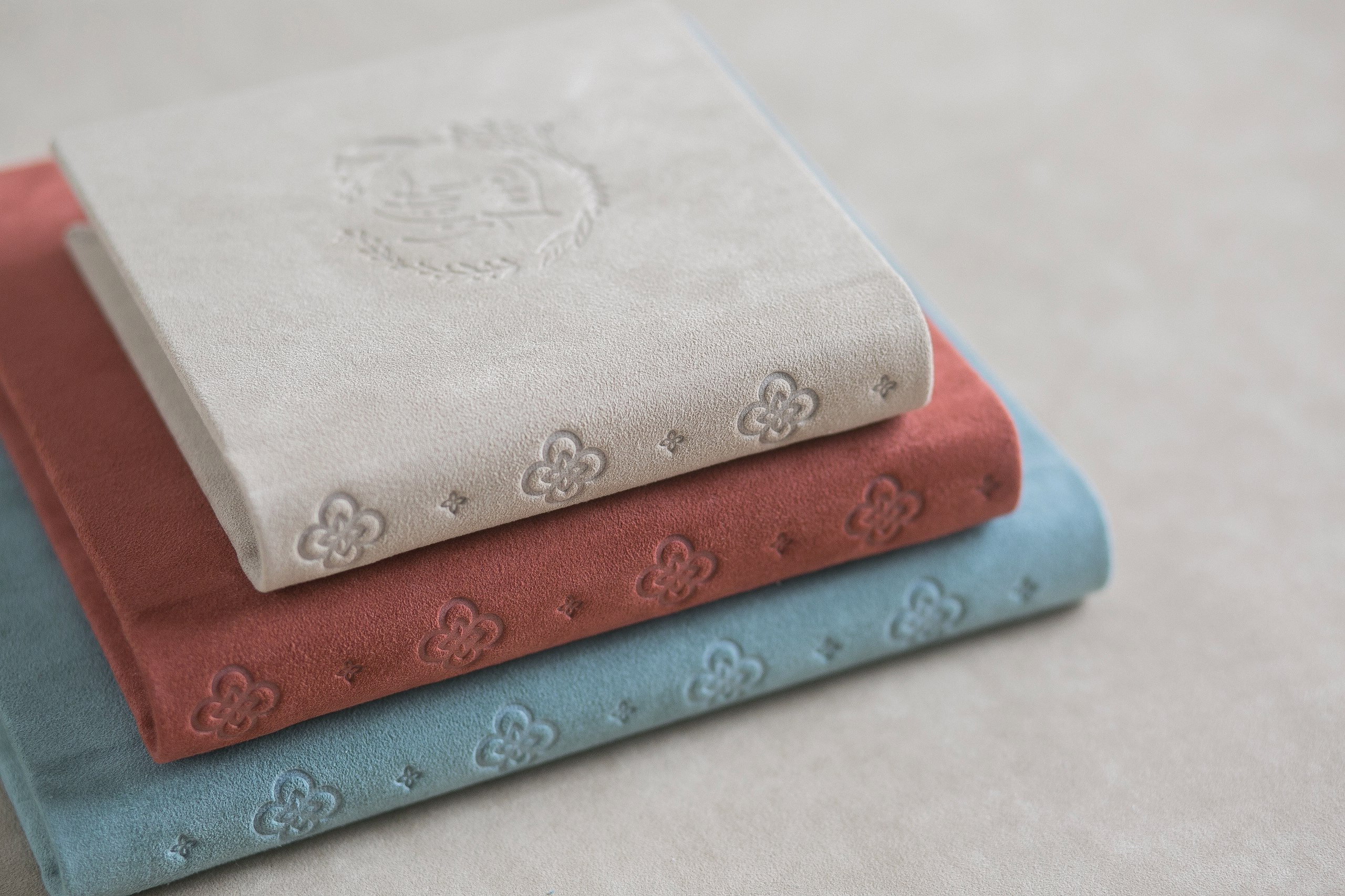 Дорогие, качественные фотокниги из кожи и алькантаре на заказ. Семейный и свадебный фотограф в Санкт-Петербурге Таша Семёнова