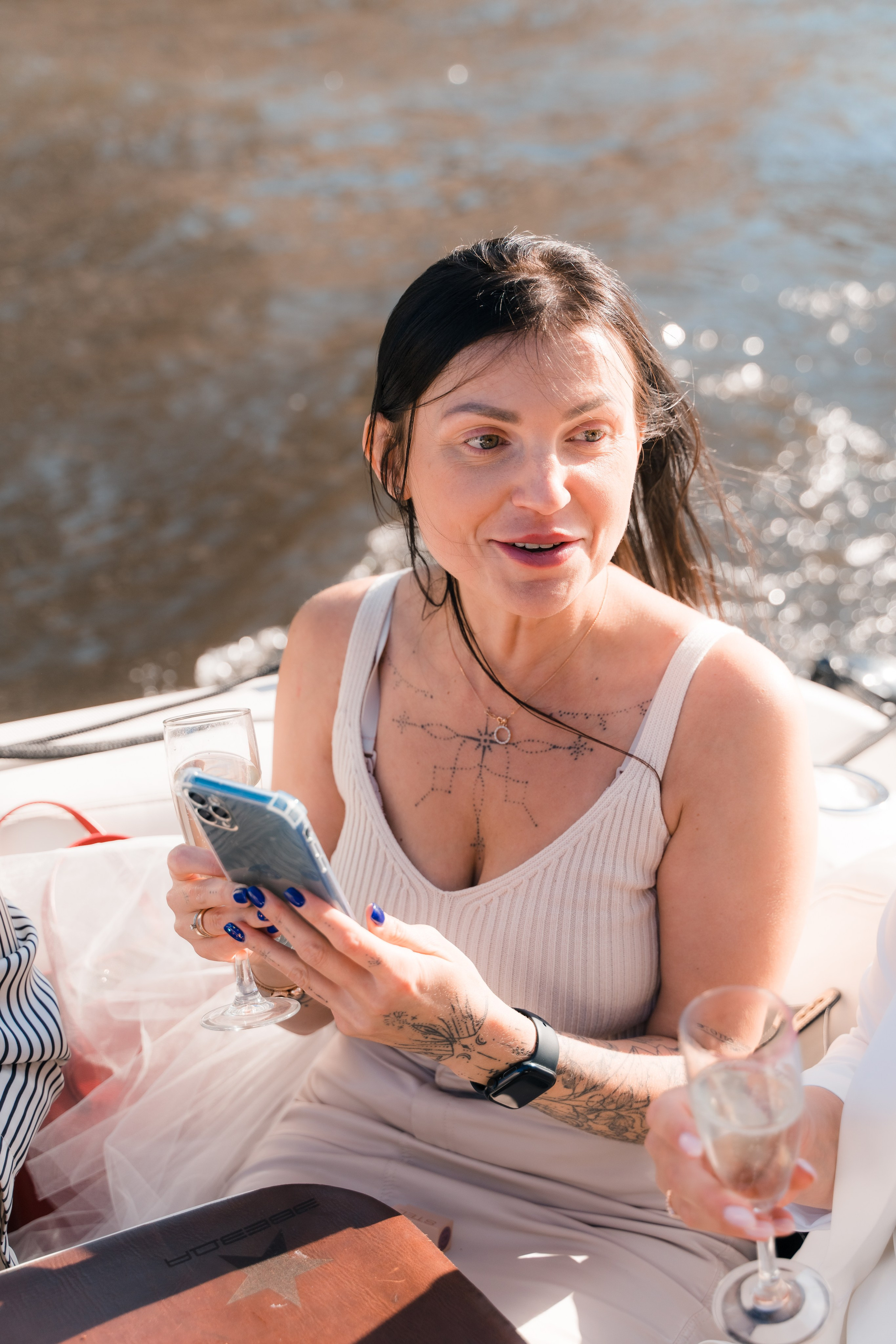 Фотосъемка девичника, встреча девушек, веселые женские портреты