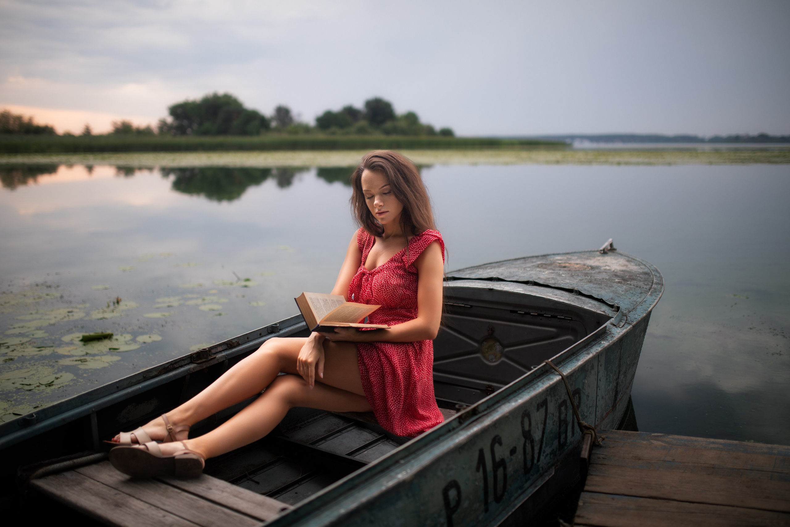 Съемка с Екатериной на рассвете на берегу реки