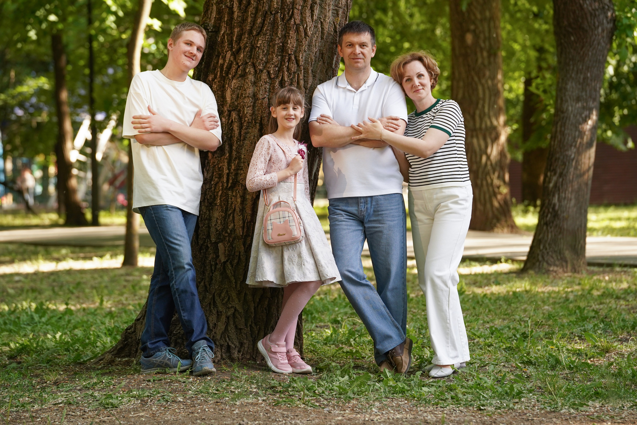 Семья в парке Островского. MEMENTO.Выпускные альбомы, школьные, юбилейные и другие книги. Ростов-на-Дону
