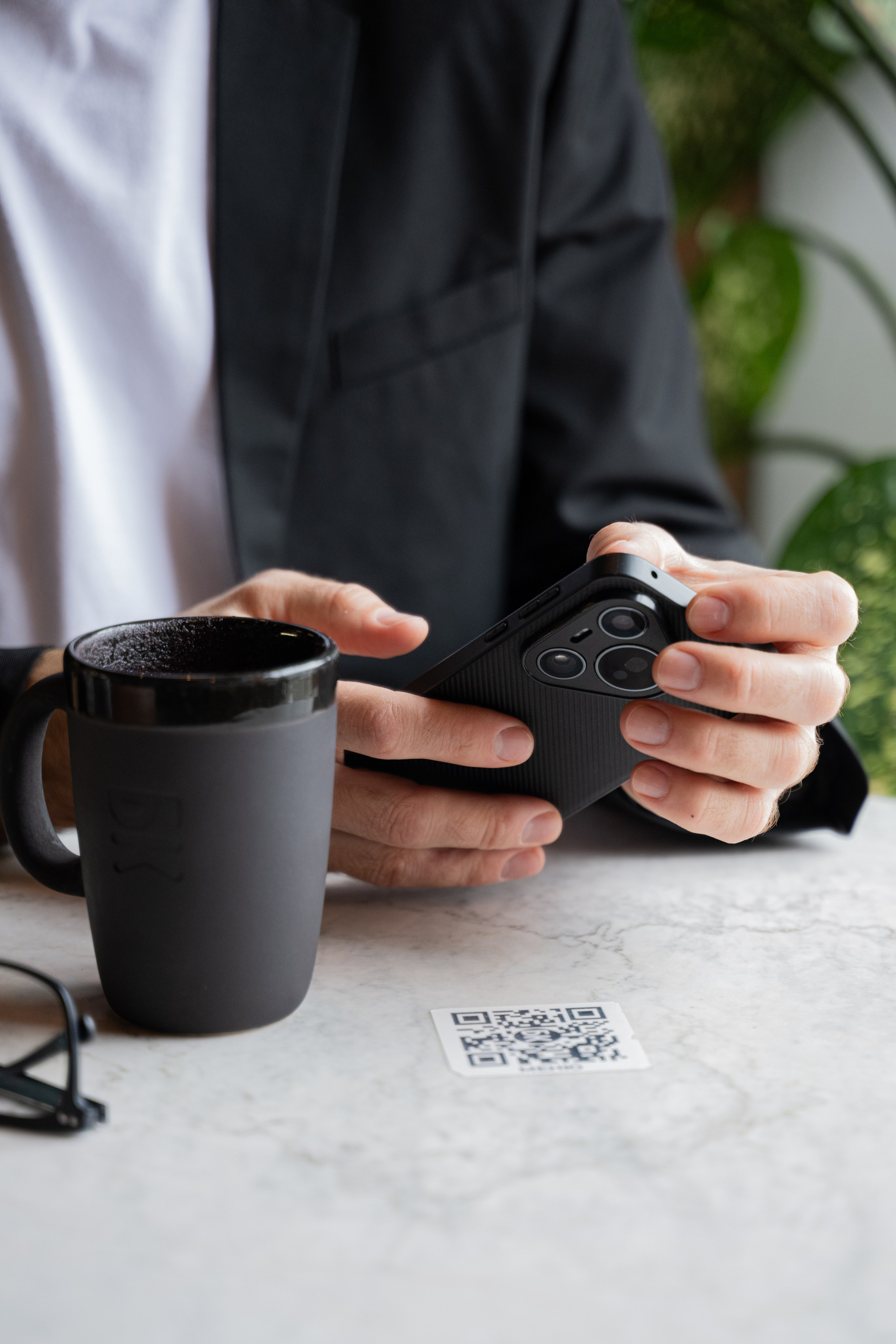 Красавчик в кафе. Главная