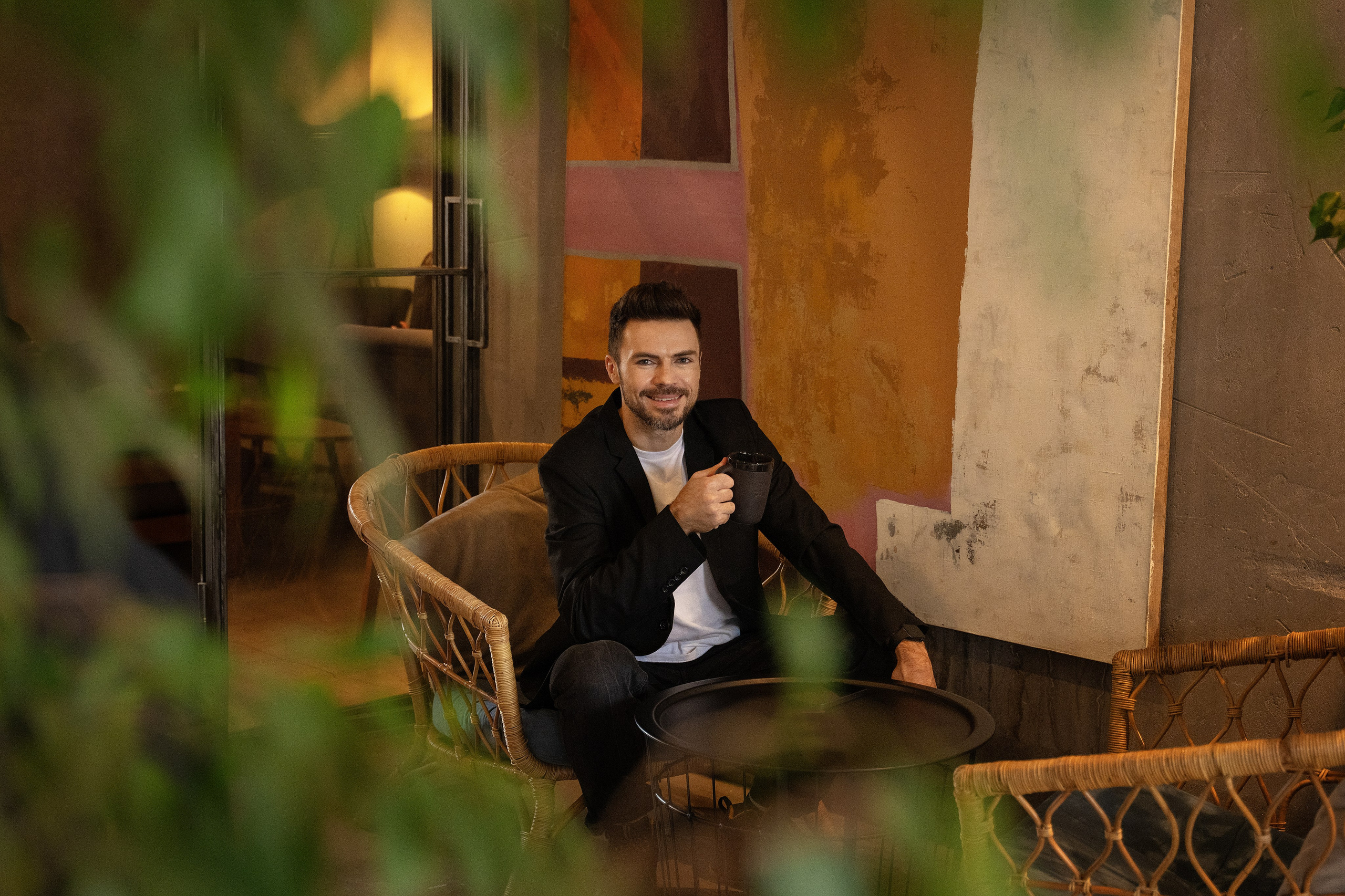 Красавчик в кафе. Главная